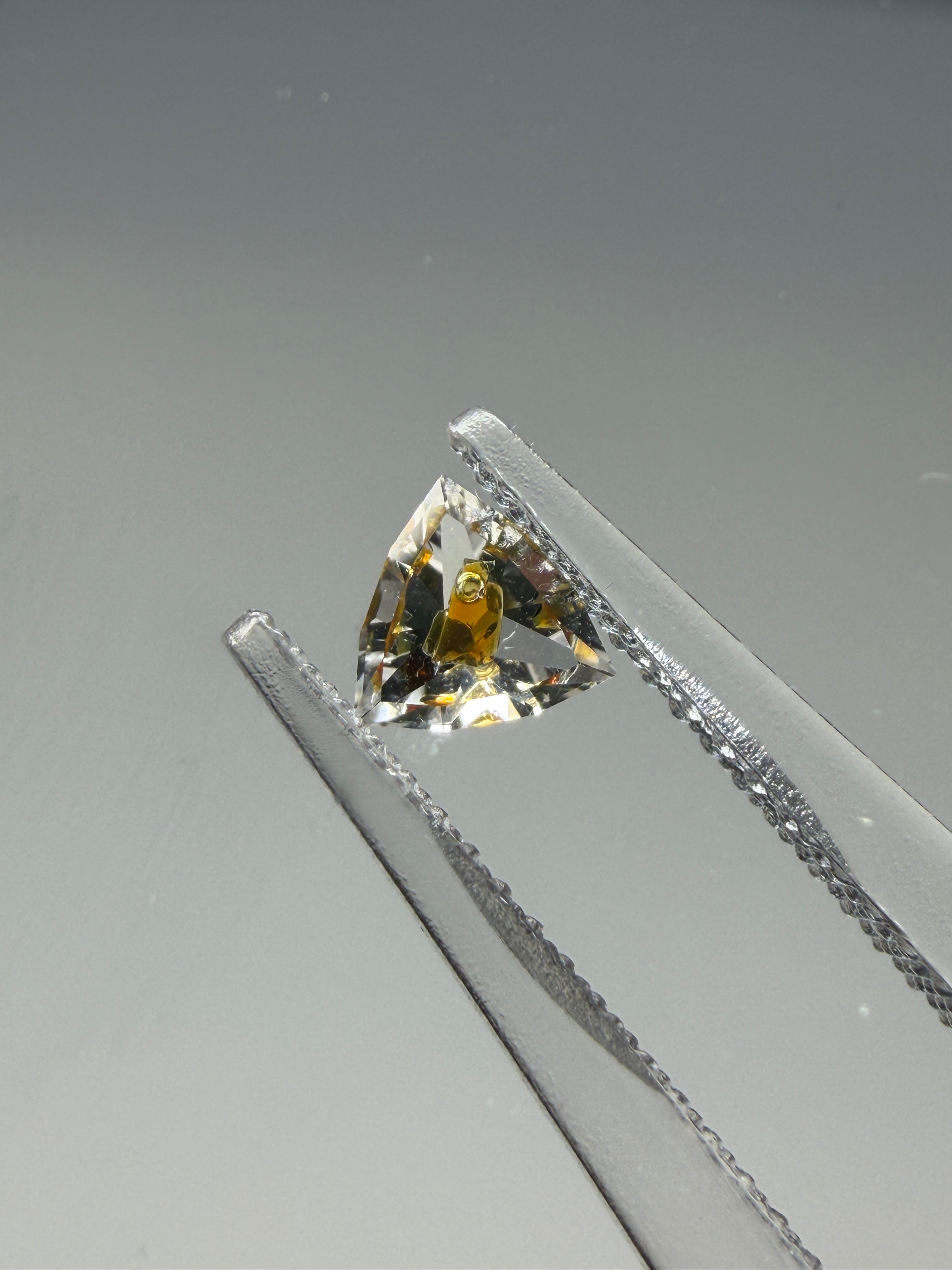 天然石油英水晶 – 0.23 克拉 三角切工 (4.6 毫米) – 帶流動氣泡的流體包裹體