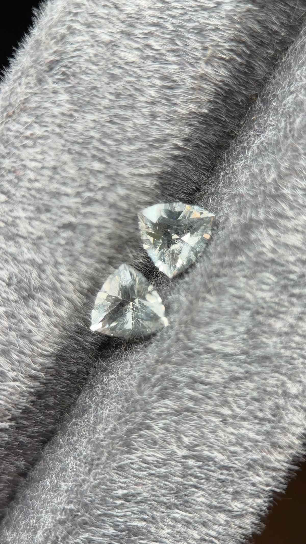 Mexican Hyalite Pair – Total 0.54 ctw (0.27 ct & 0.27 ct) Trillion Cut (5.0 mm & 4.9 mm) – Intense Green UV Fluorescence