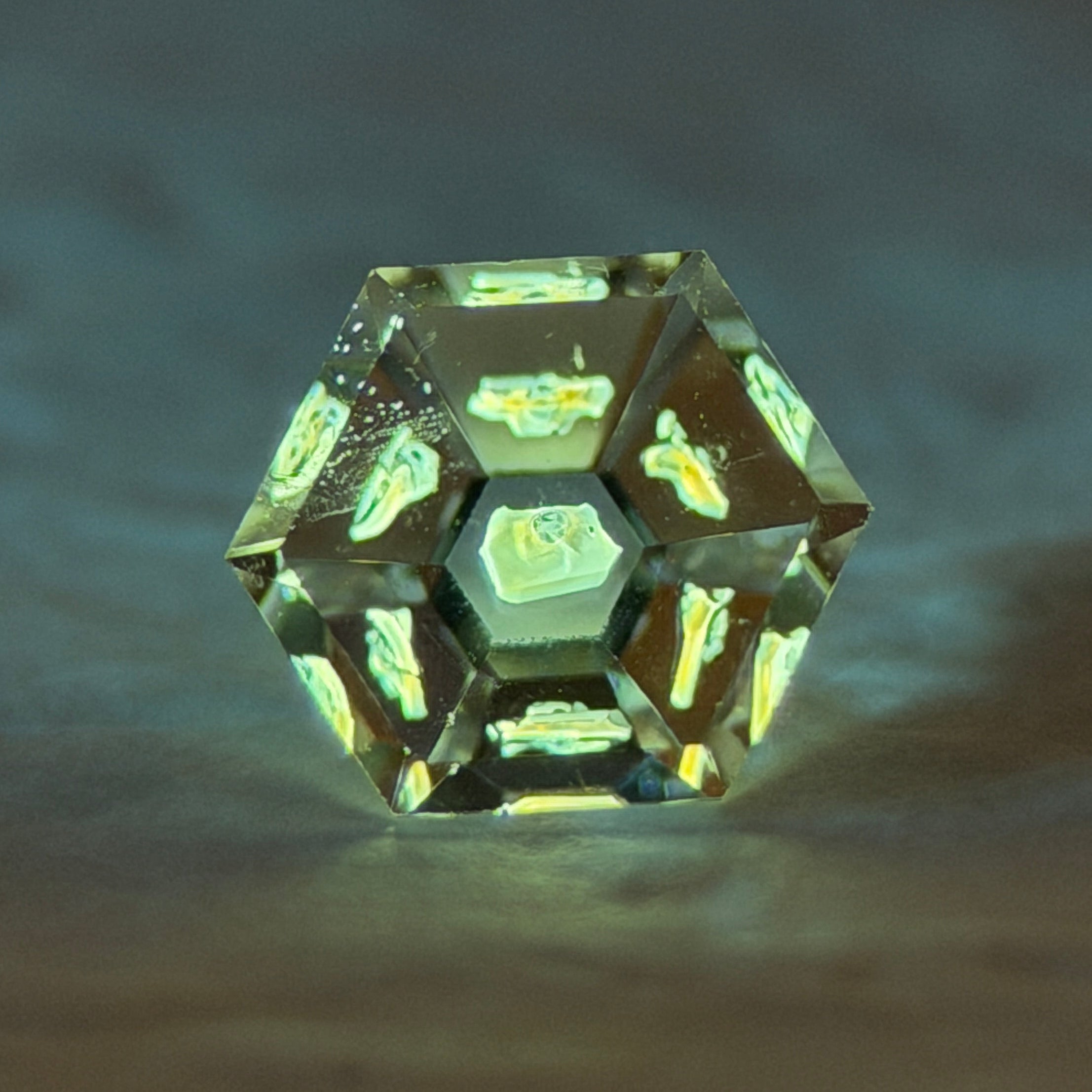 天然石油水晶 – 0.30 克拉六角形切割（4.3 x 4.2 毫米）– 螢光石油包裹體