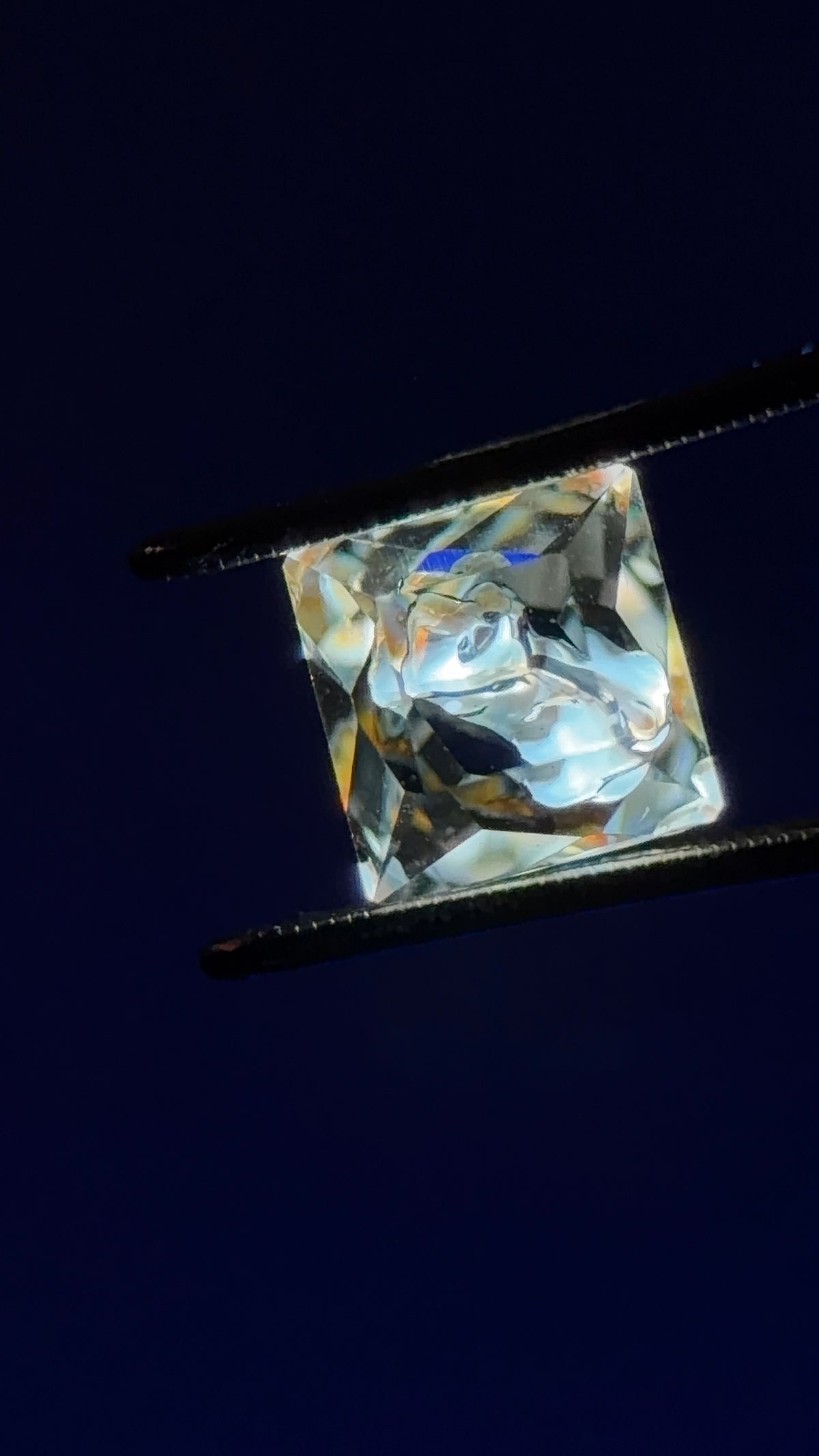 天然石油水晶 – 0.30 克拉 四邊形切割（3.7 x 3.7 毫米）– 金色流體內含物