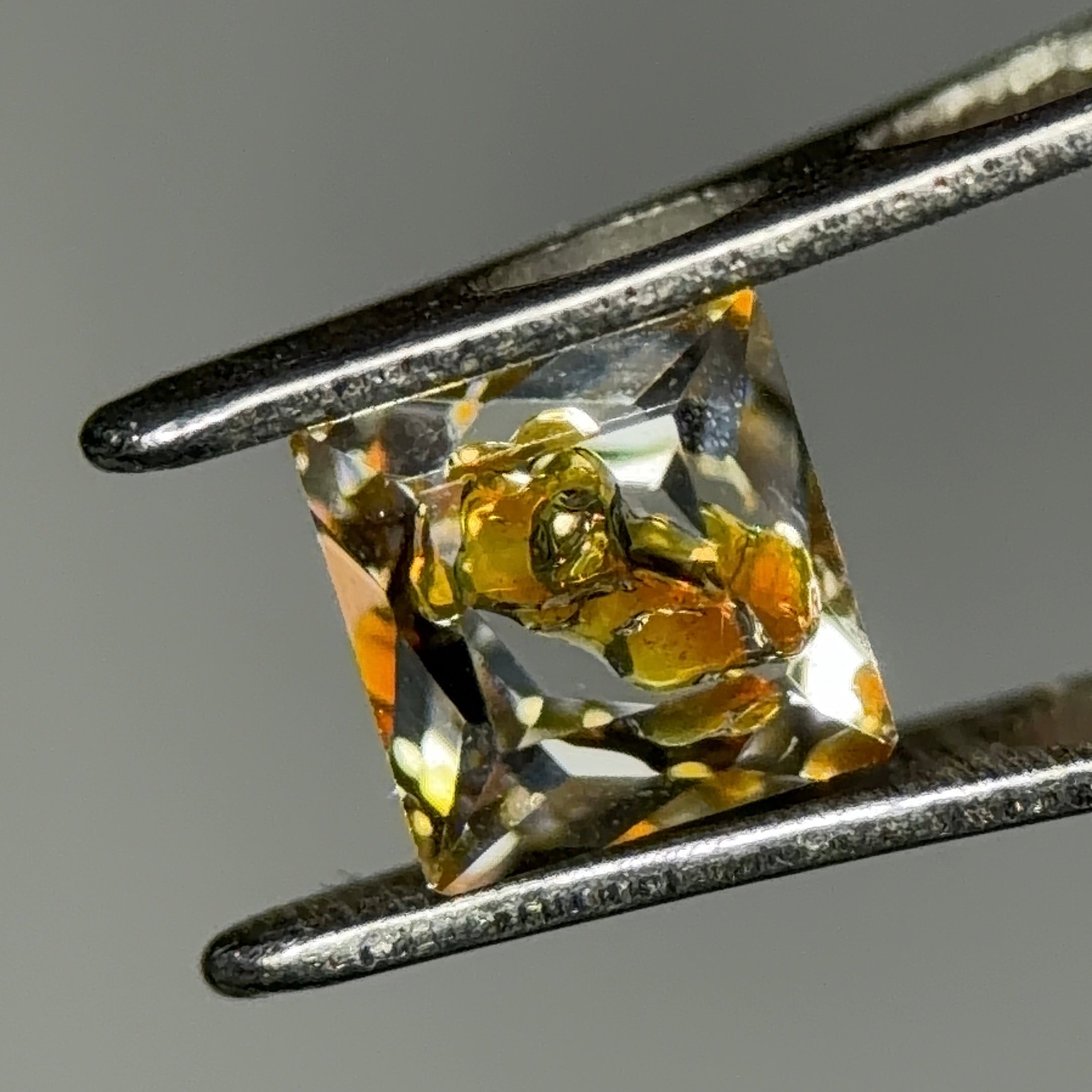 天然石油水晶 – 0.30 克拉 四邊形切割（3.7 x 3.7 毫米）– 金色流體內含物