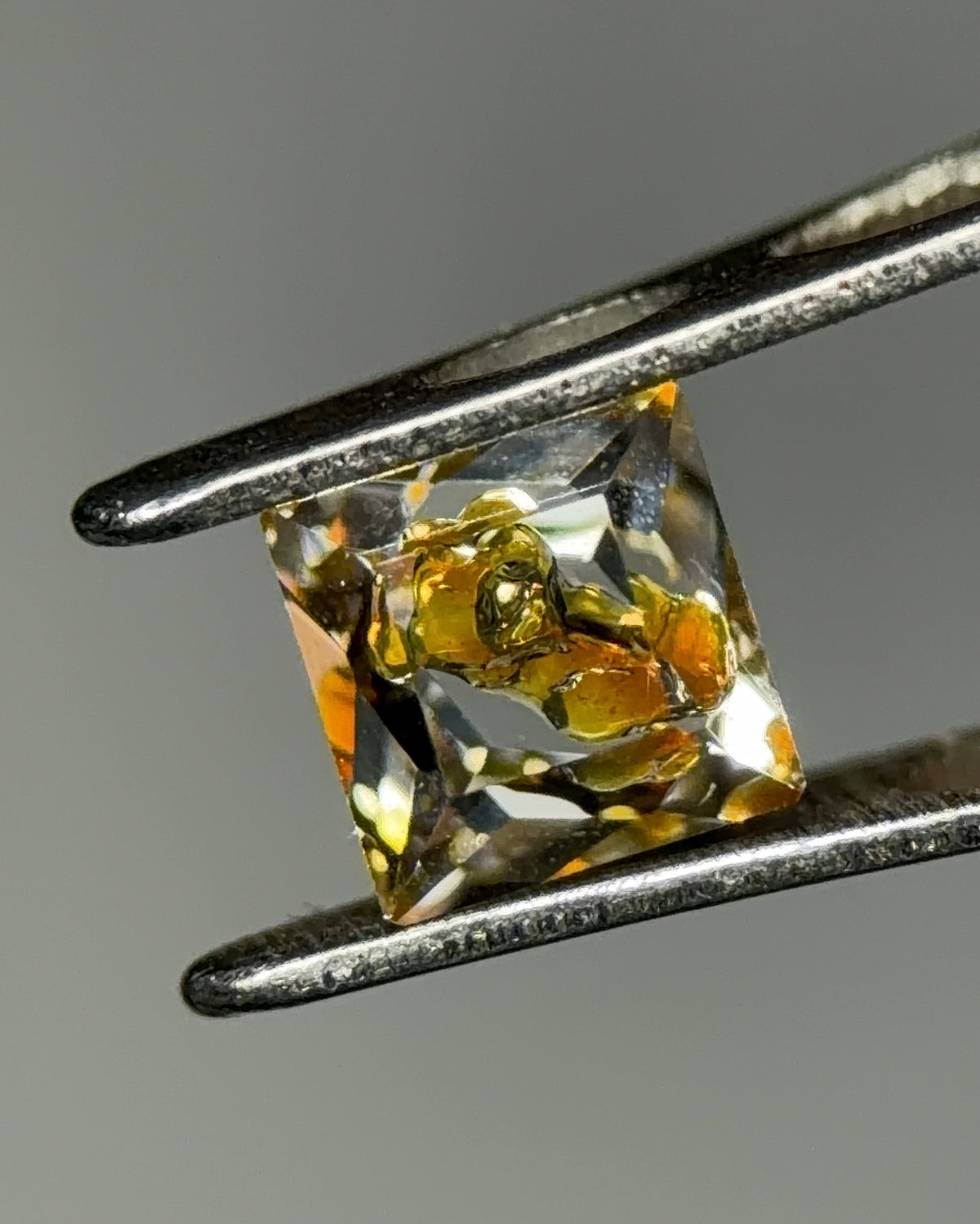 天然石油水晶 – 0.30 克拉 四邊形切割（3.7 x 3.7 毫米）– 金色流體內含物