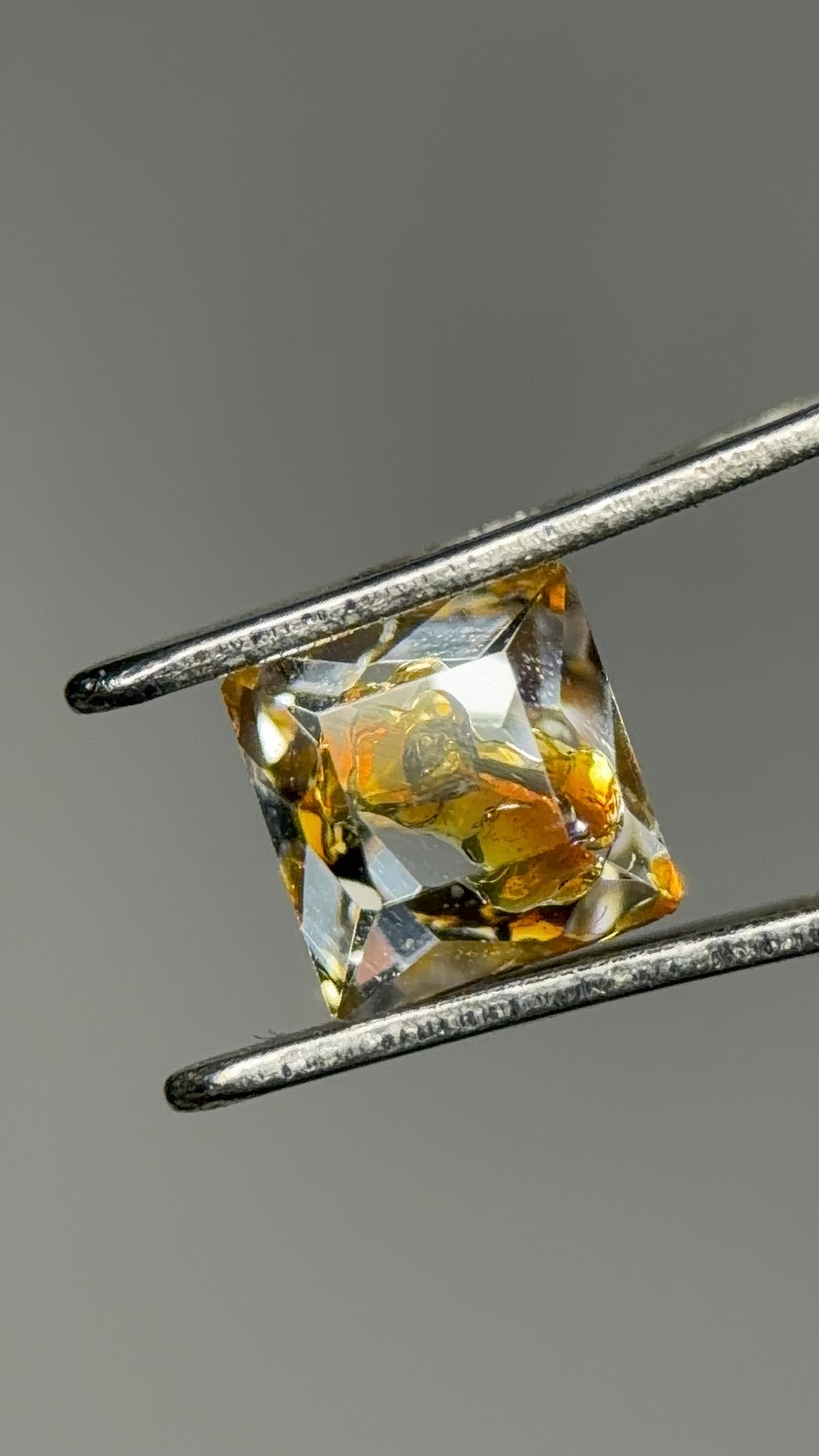 天然石油水晶 – 0.30 克拉 四邊形切割（3.7 x 3.7 毫米）– 金色流體內含物