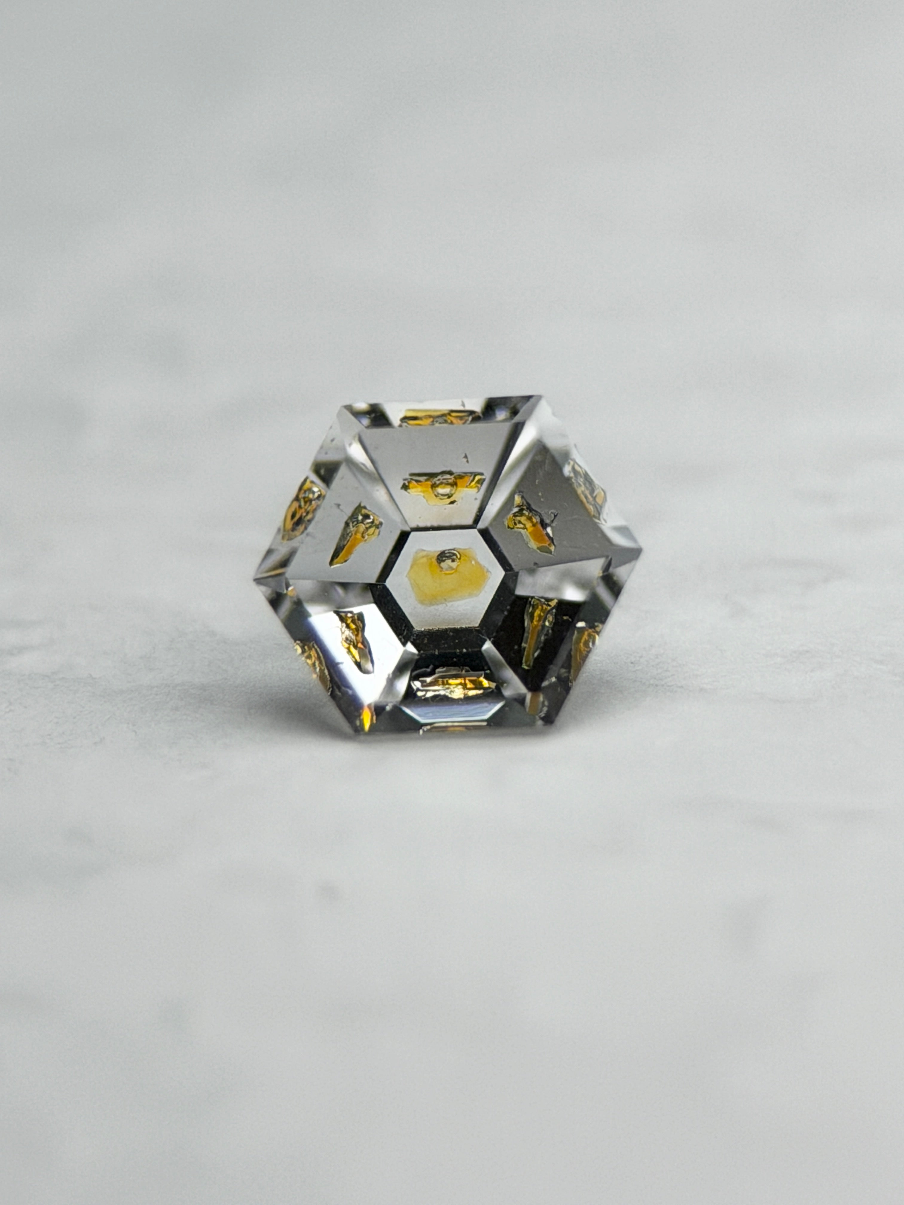 天然石油水晶 – 0.30 克拉六角形切割（4.3 x 4.2 毫米）– 螢光石油包裹體