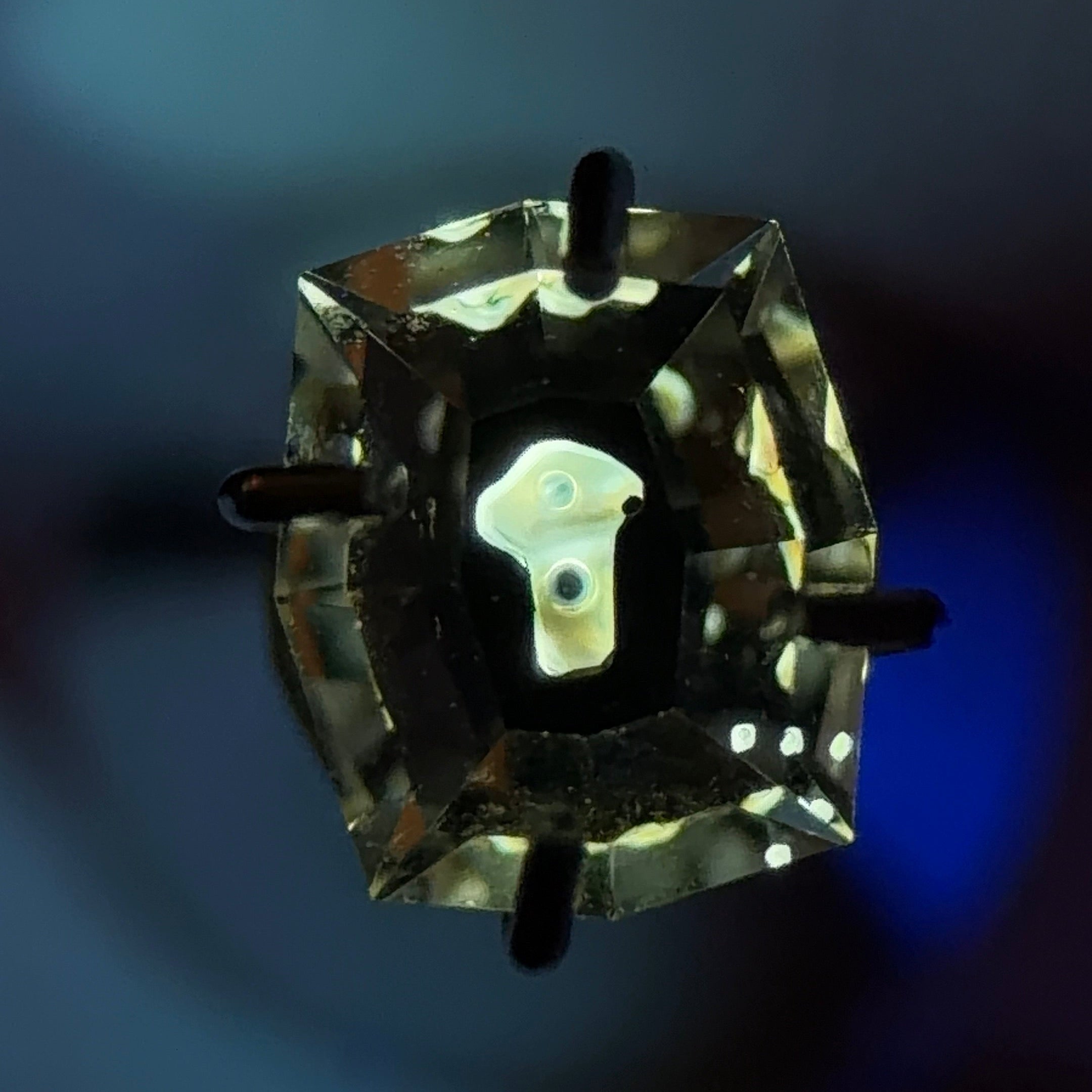 天然石油水晶 – 0.36 克拉 八角形切割（5.0 x 4.0 毫米）– 帶有流動氣泡的蘑菇狀空腔