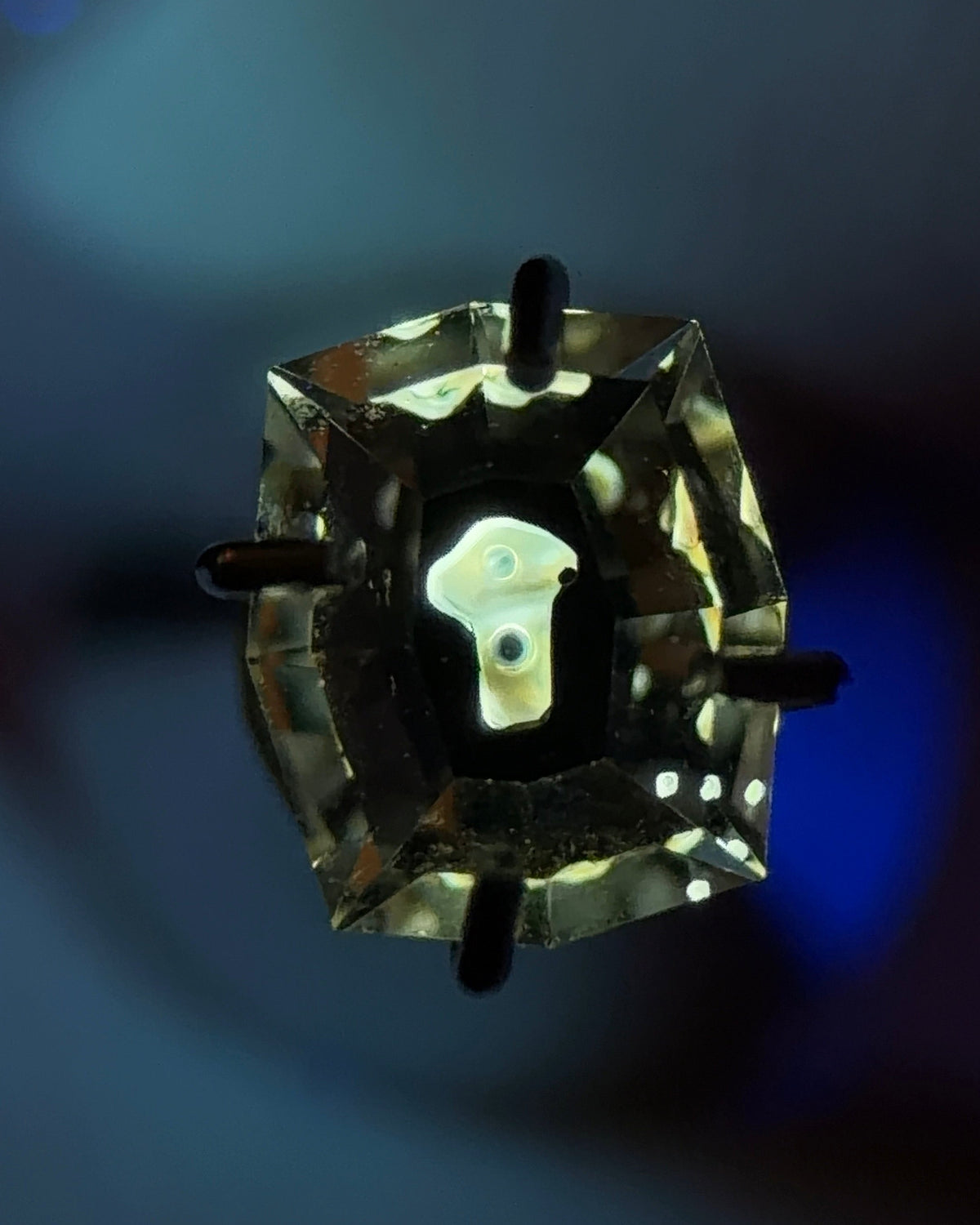 天然石油水晶 – 0.36 克拉 八角形切割（5.0 x 4.0 毫米）– 帶有流動氣泡的蘑菇狀空腔