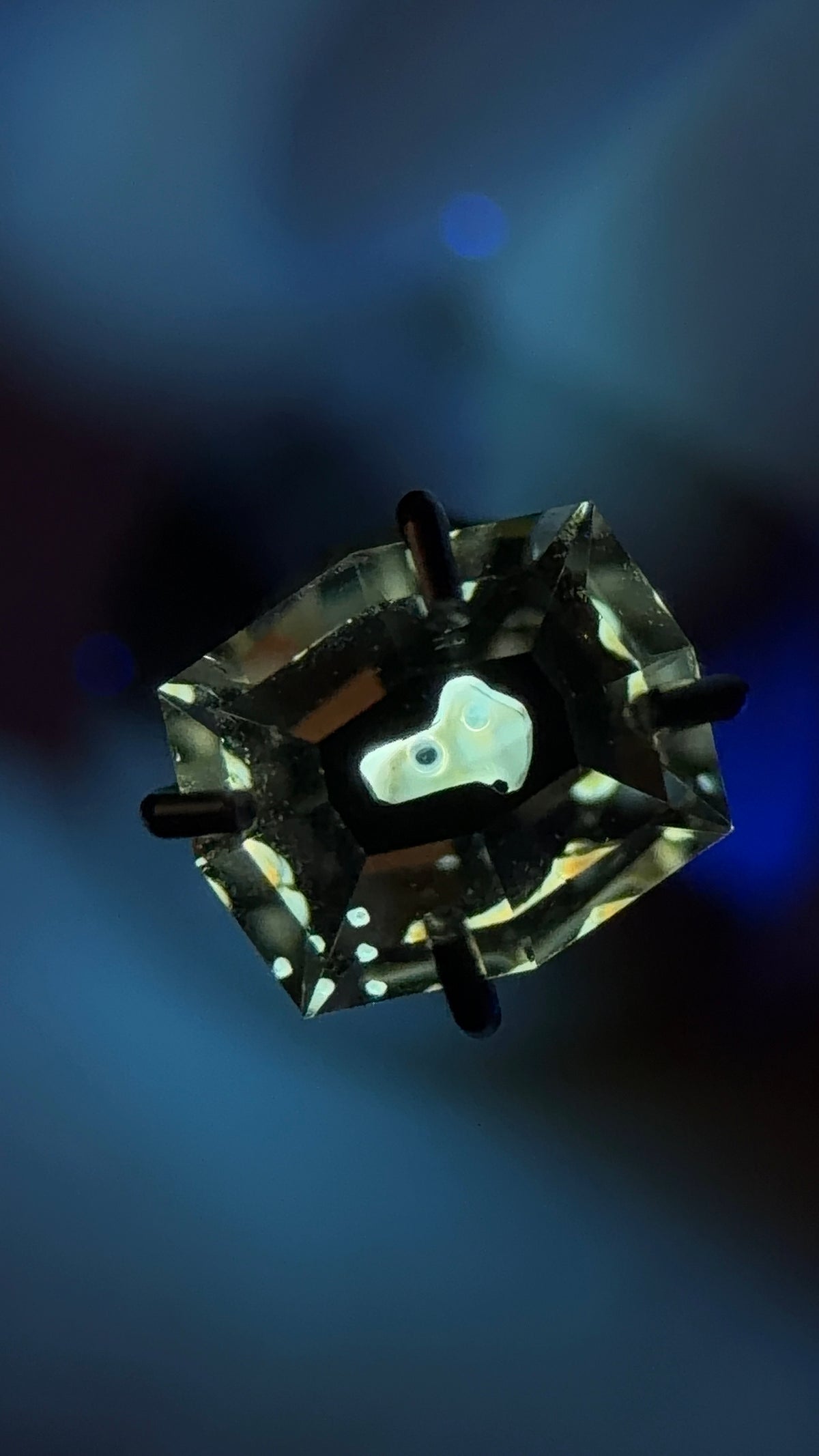 天然石油水晶 – 0.36 克拉 八角形切割（5.0 x 4.0 毫米）– 帶有流動氣泡的蘑菇狀空腔