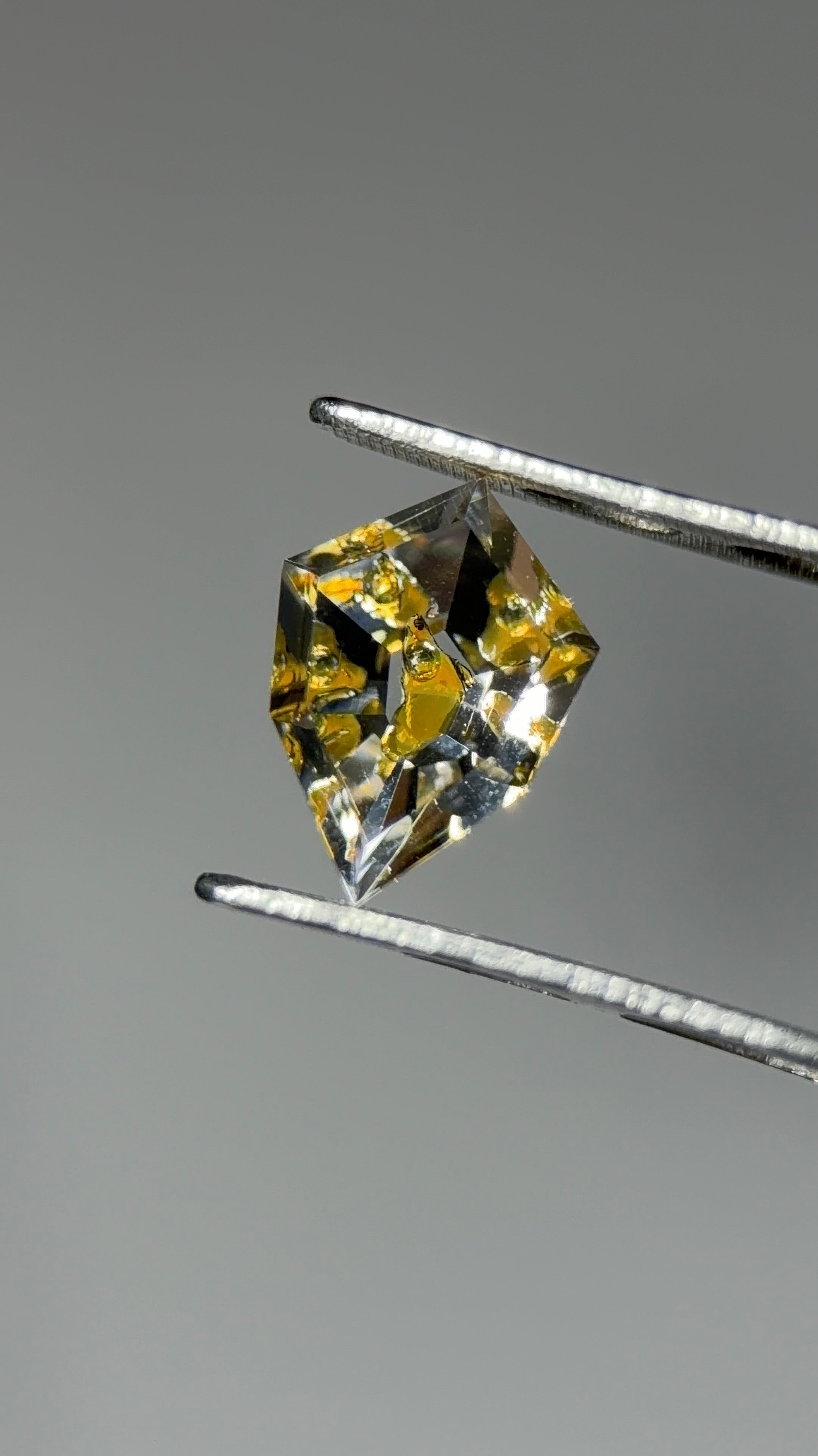天然石油石英 – 0.37 克拉盾形切割 (4.7 x 6.5 毫米) – 金色流體包裹體