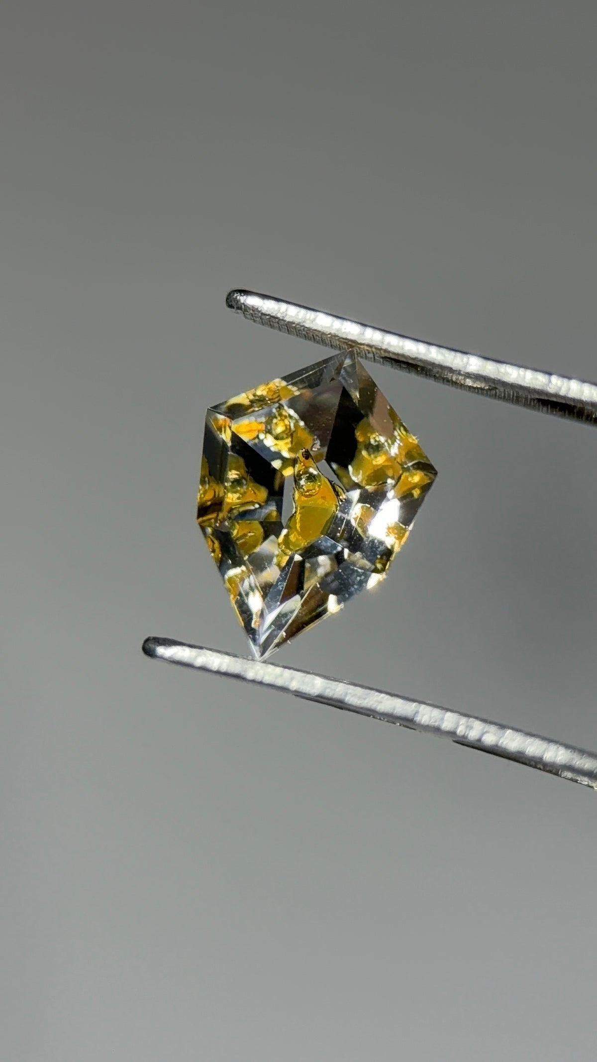 天然石油石英 – 0.37 克拉盾形切割 (4.7 x 6.5 毫米) – 金色流體包裹體