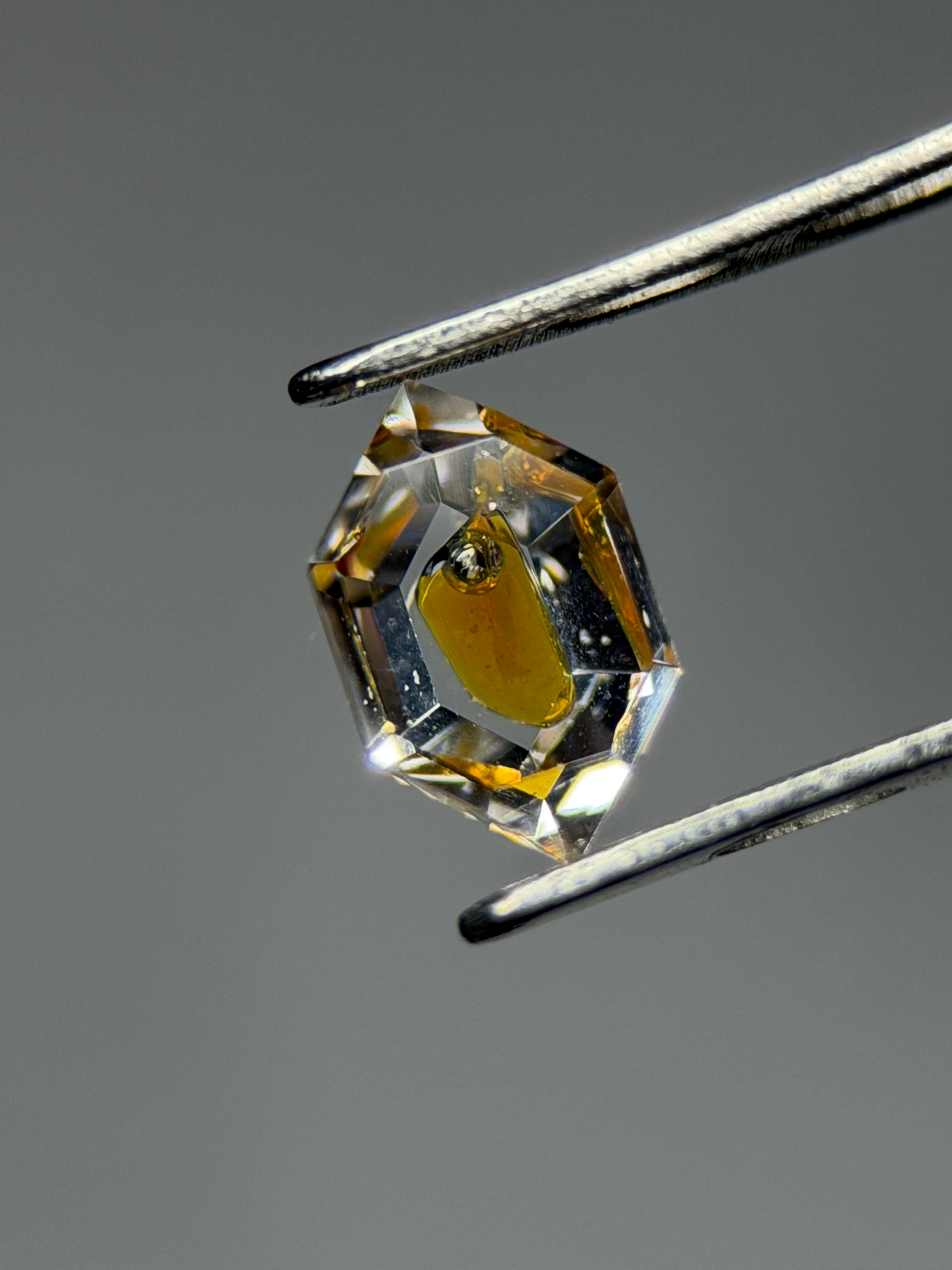 天然石油水晶 – 0.42 克拉 六角形切割 (3.8 x 6.3 毫米) – 含可移動氣泡的流體包裹體