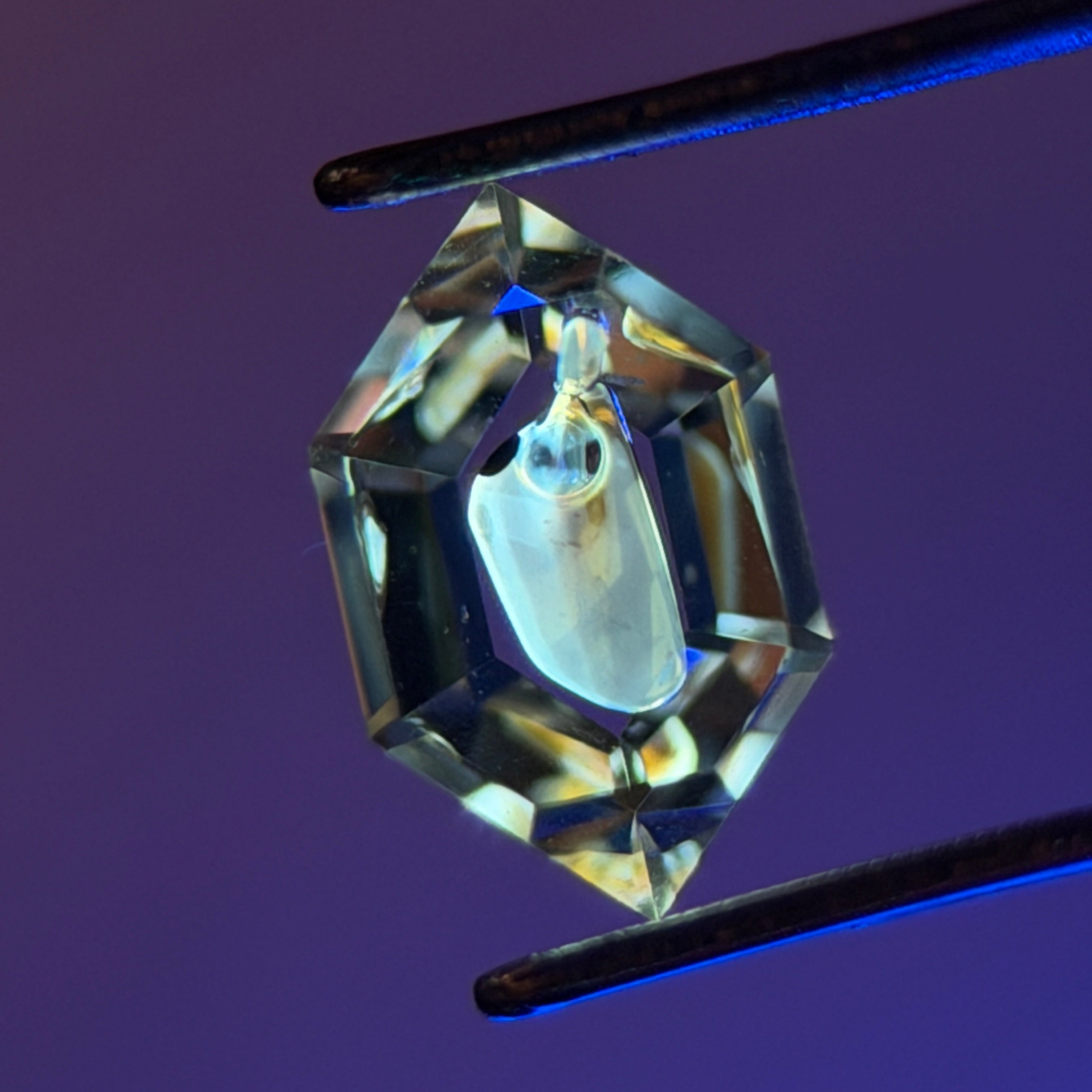 Natural Petroleum Quartz – 0.42 ct Hexagon Cut (3.8 x 6.3 mm) – Fluid Inclusion with Moving Bubble