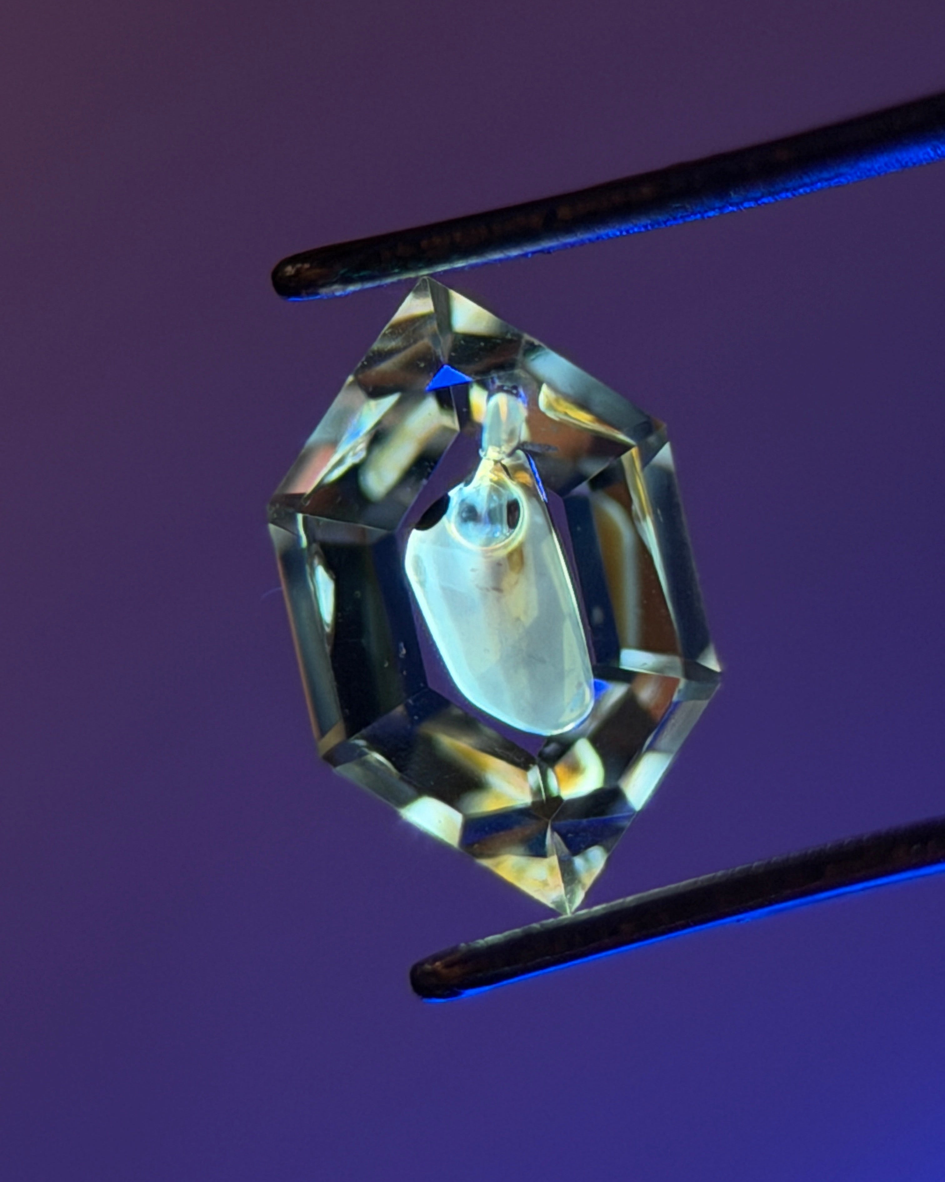 天然石油水晶 – 0.42 克拉 六角形切割 (3.8 x 6.3 毫米) – 含可移動氣泡的流體包裹體