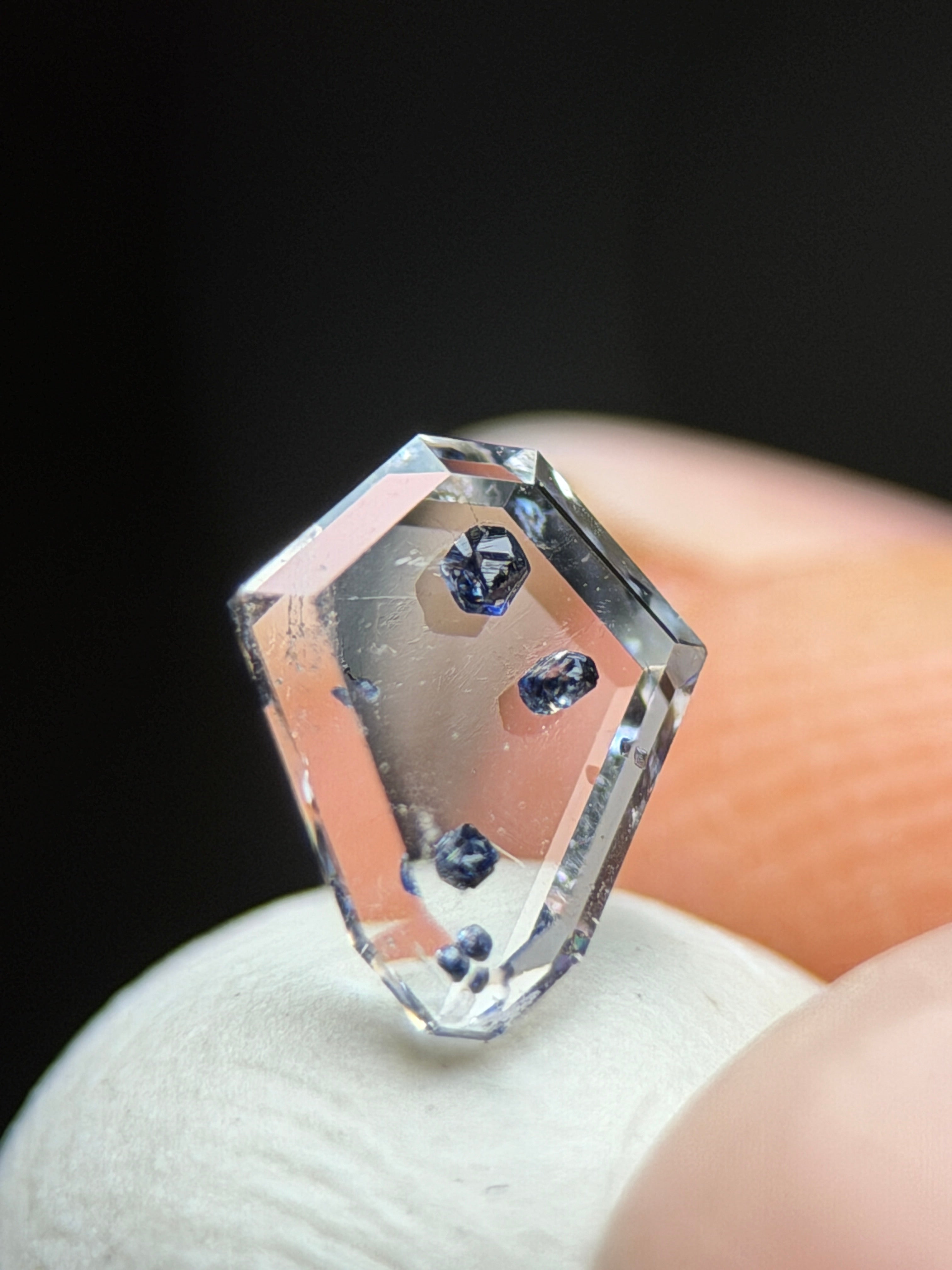 天然銳鈦礦水晶 – 0.42 克拉盾形 / 幾何切工 (5.2 x 6.2 毫米) – 莫三比克 – 懸浮金屬晶體內含物