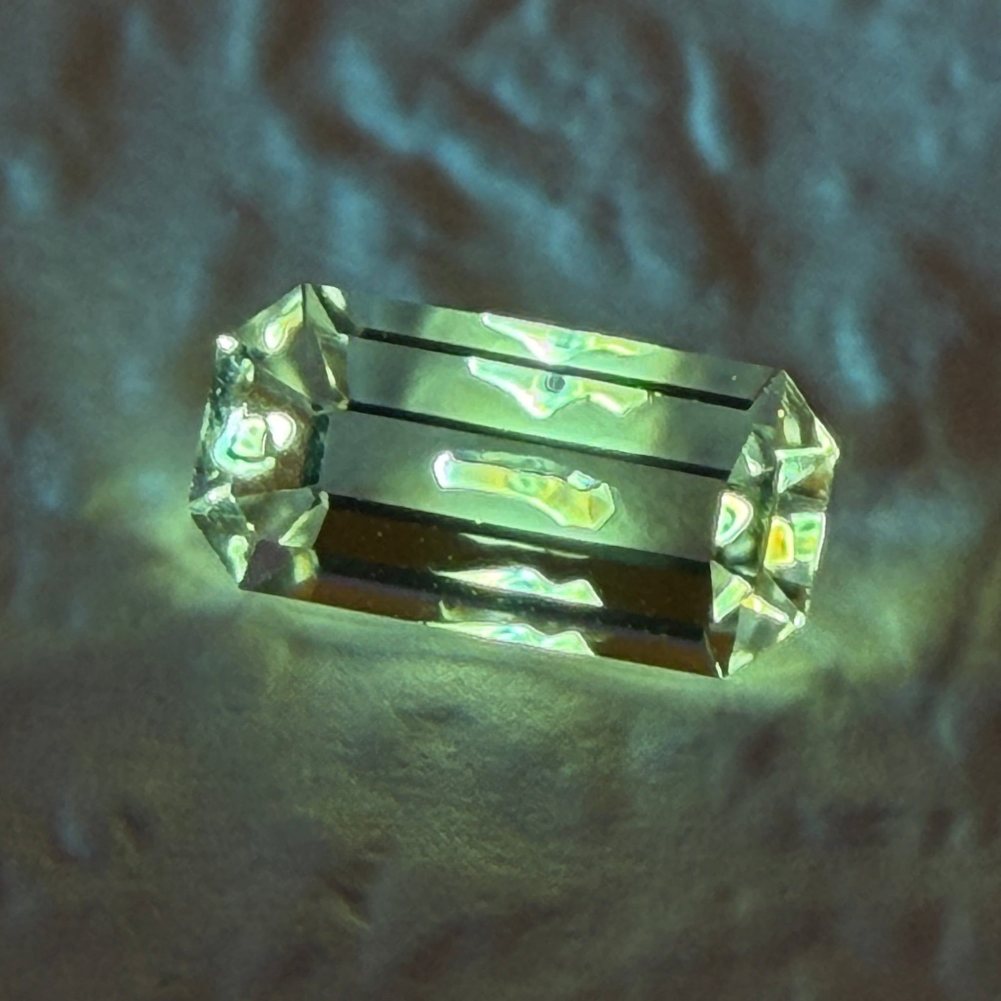 天然石油水晶 – 0.43 克拉 長方型 / 祖母綠切工 (6.8 x 3.3 毫米) – 具螢光石油包裹體