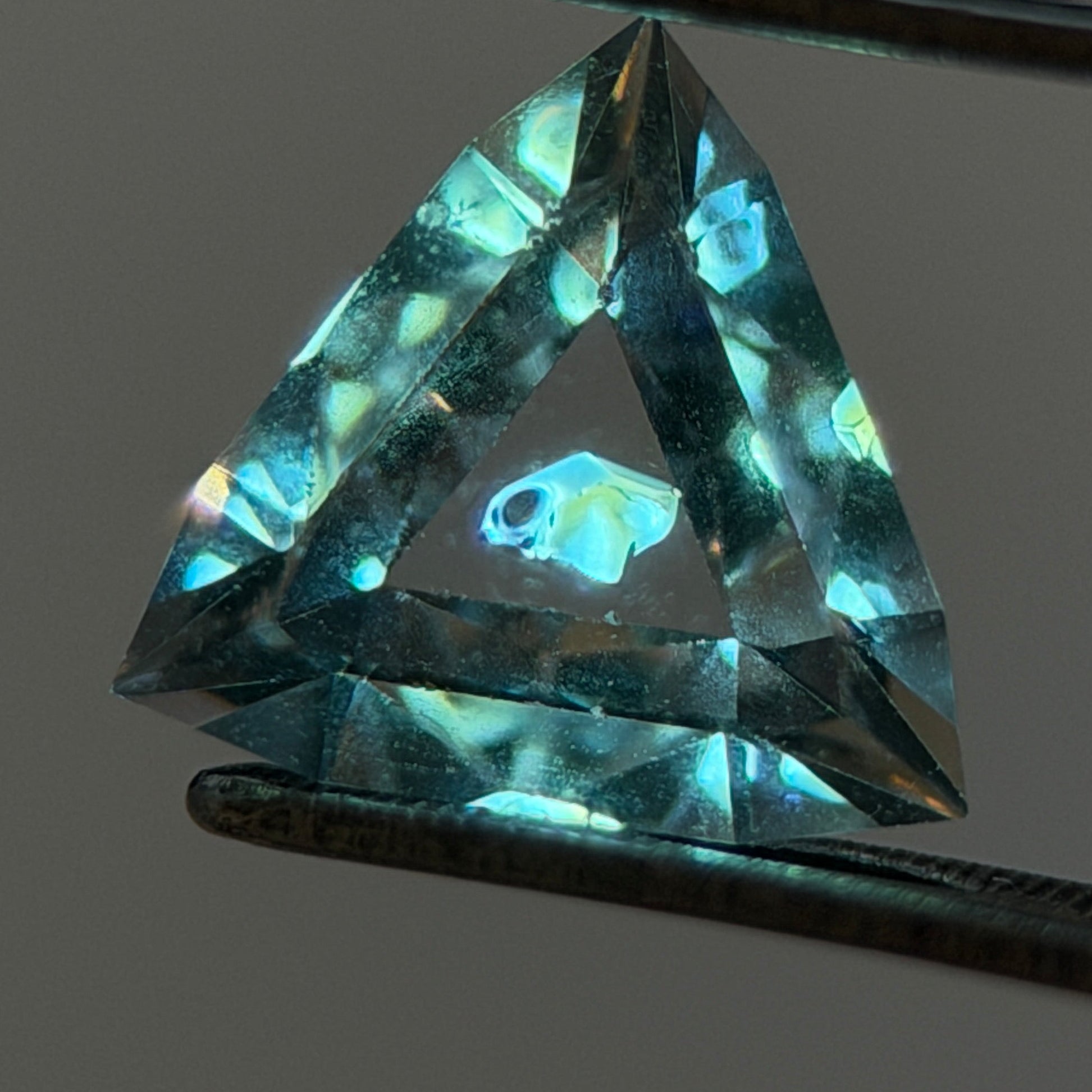 天然石油水晶 – 0.46 克拉三角形切工 – 含螢光石油包裹體