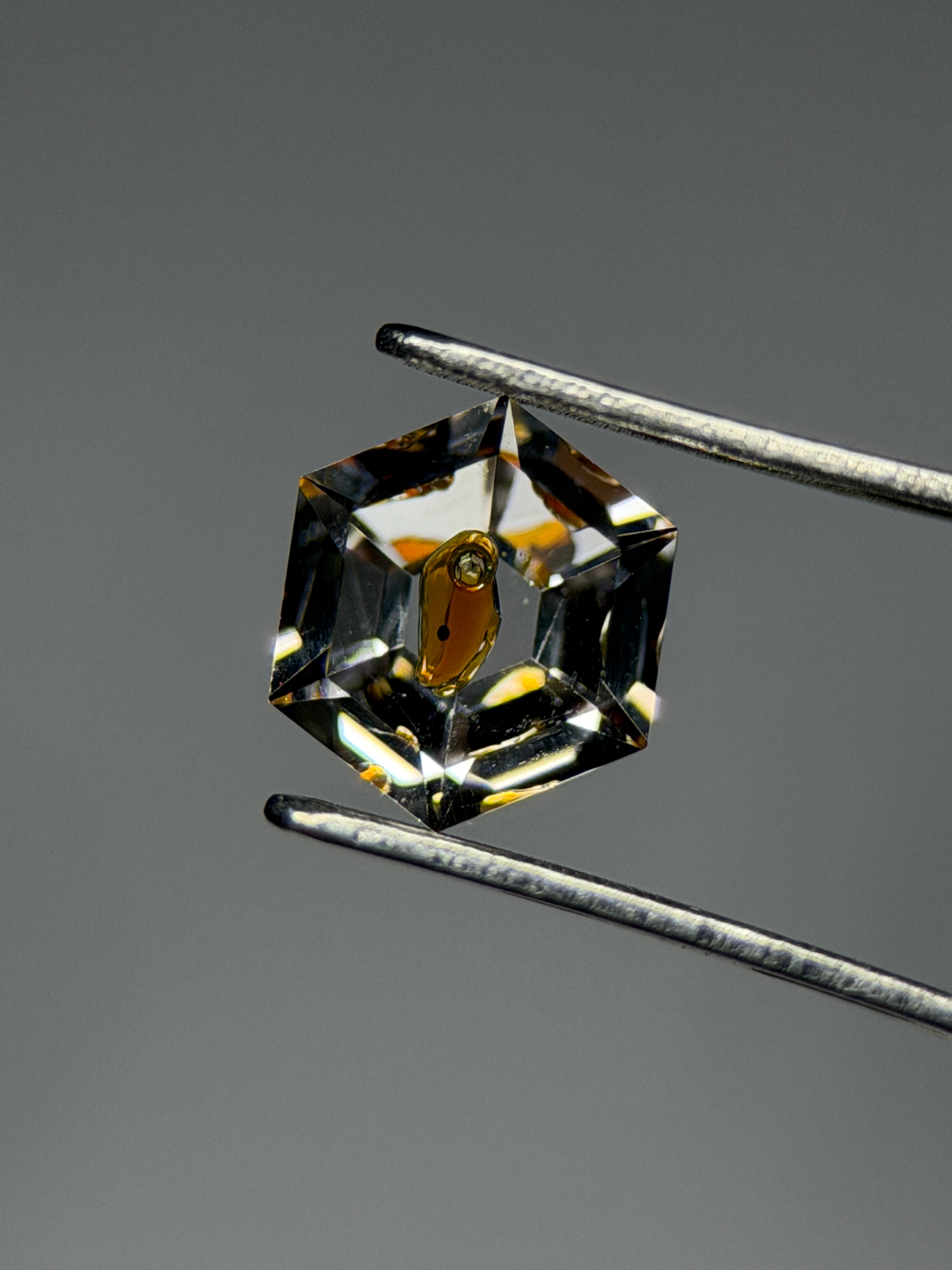 天然石油水晶 – 0.46 克拉 六角形切工（4.8 x 4.8 x 4.7 毫米）– 黑色實體礦物包裹體