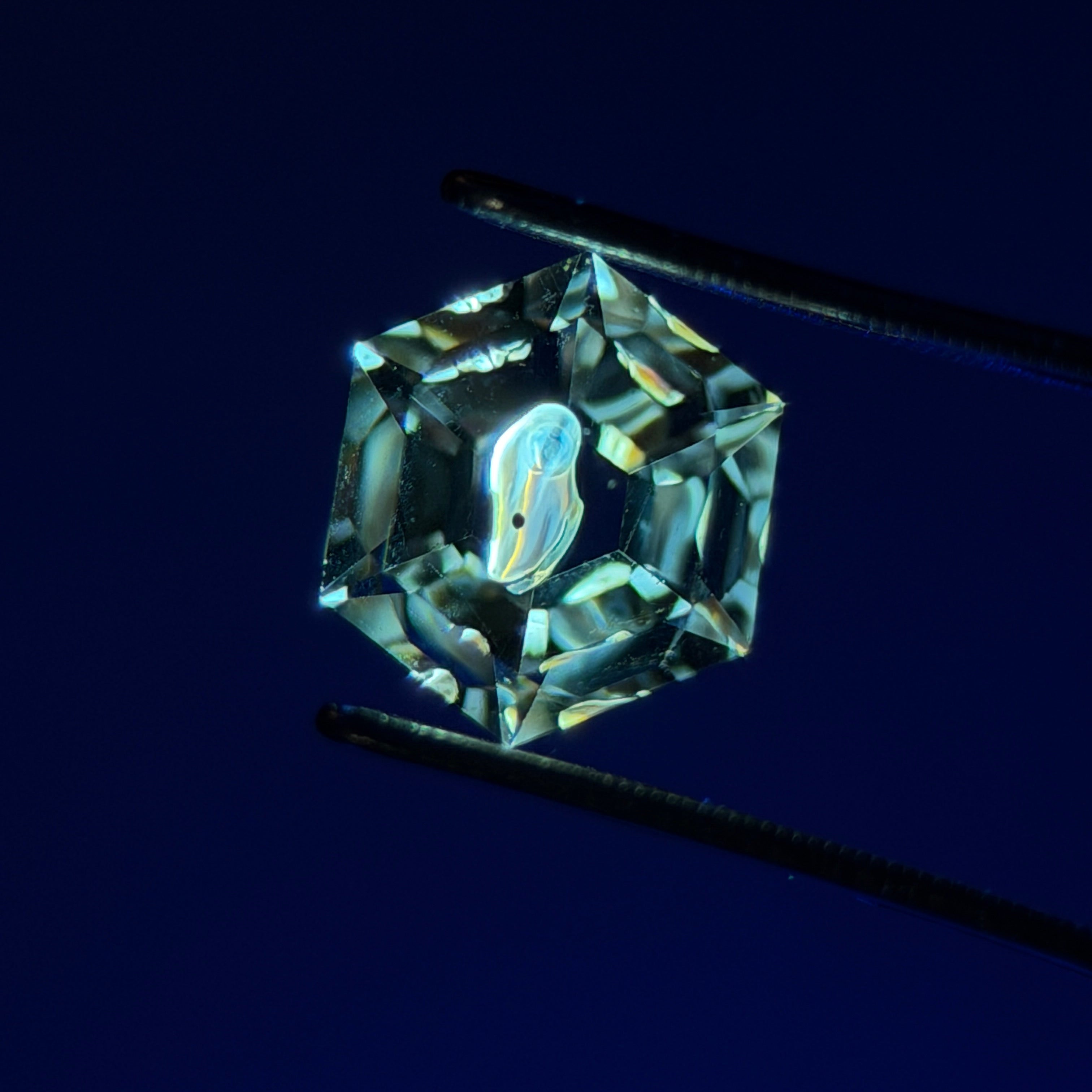 天然石油水晶 – 0.46 克拉 六角形切工（4.8 x 4.8 x 4.7 毫米）– 黑色實體礦物包裹體