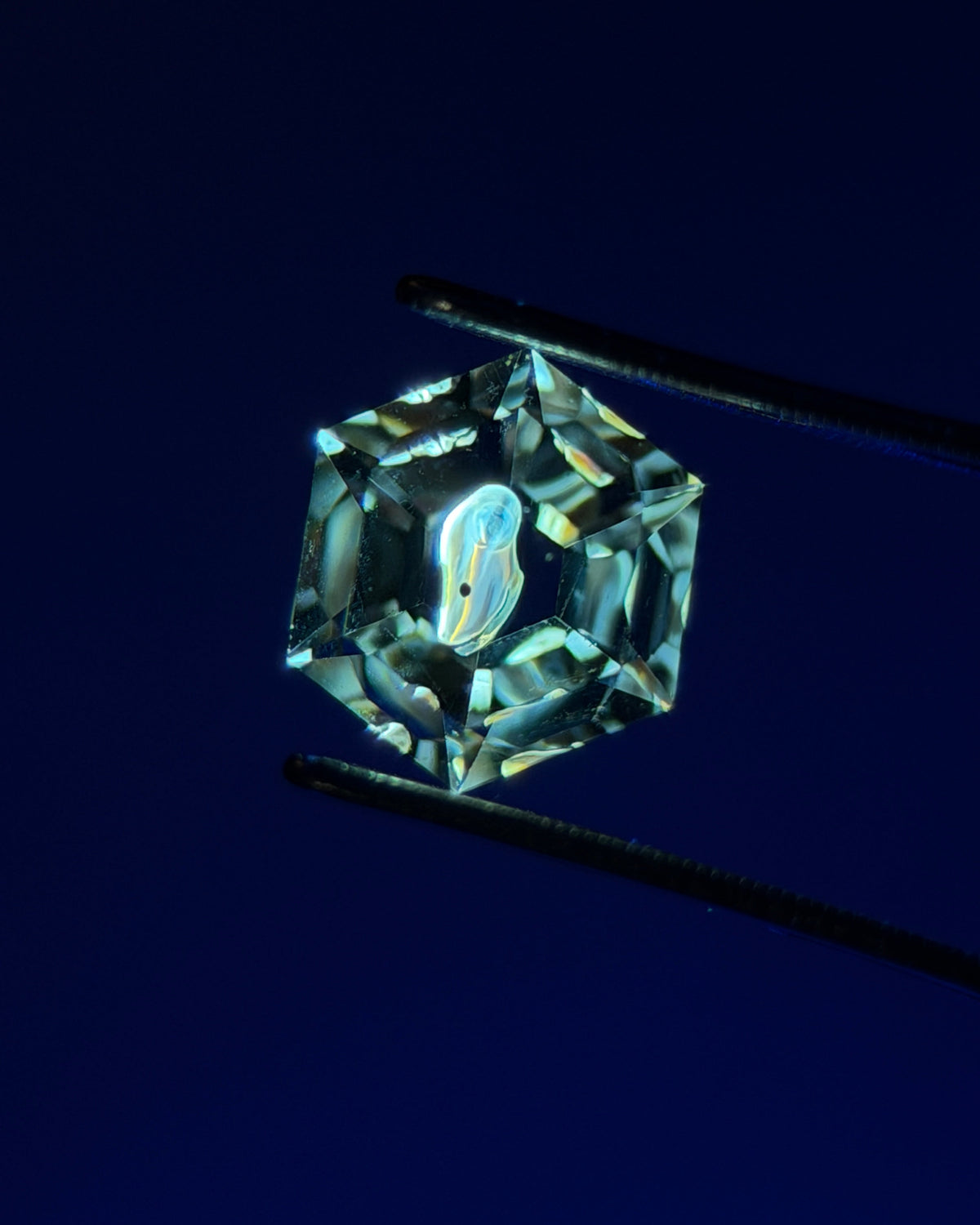 天然石油水晶 – 0.46 克拉 六角形切工（4.8 x 4.8 x 4.7 毫米）– 黑色實體礦物包裹體