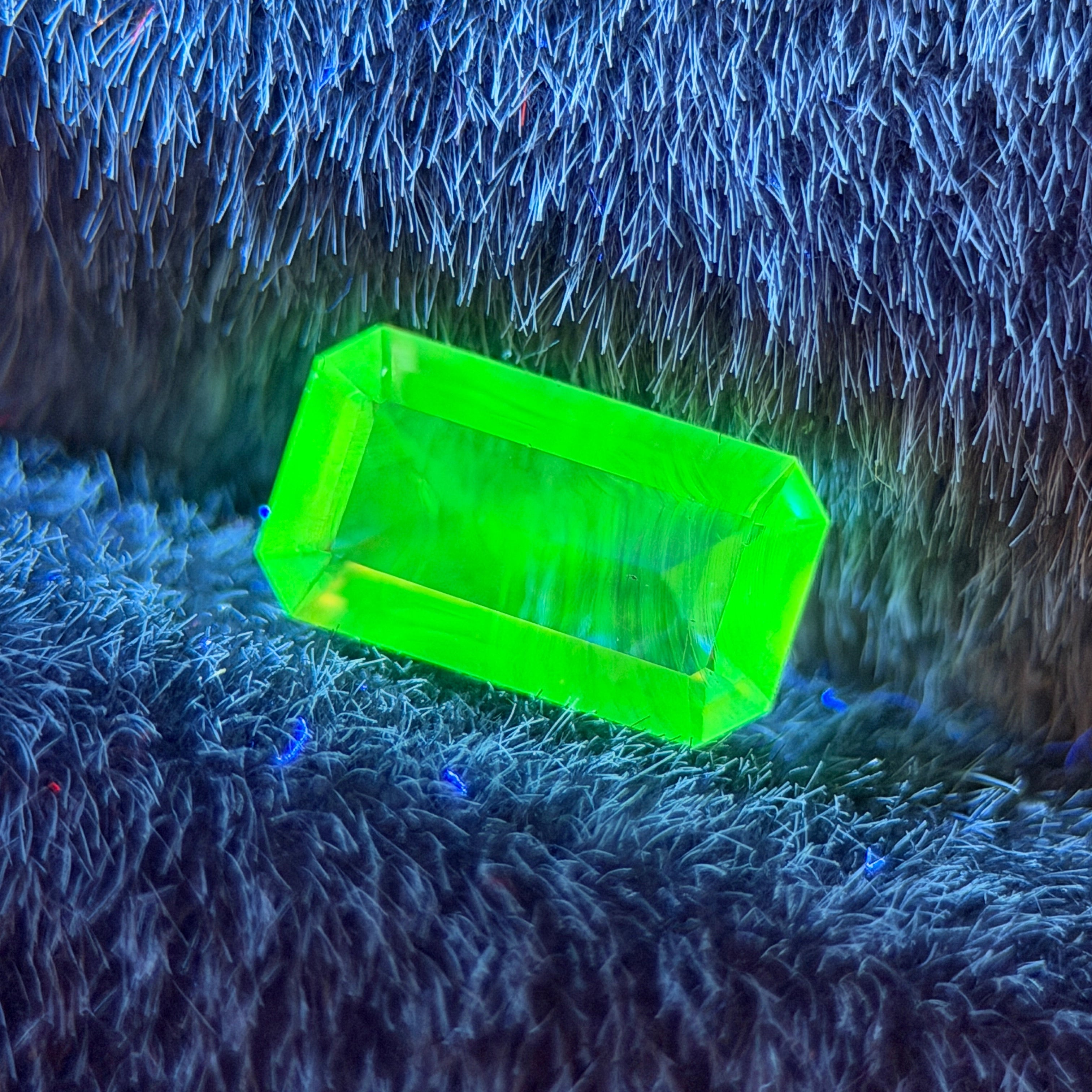Mexican Hyalite – 0.48 ct Emerald Cut / Baguette Cut (4.0 x 7.4 mm) – Intense Green UV Fluorescence