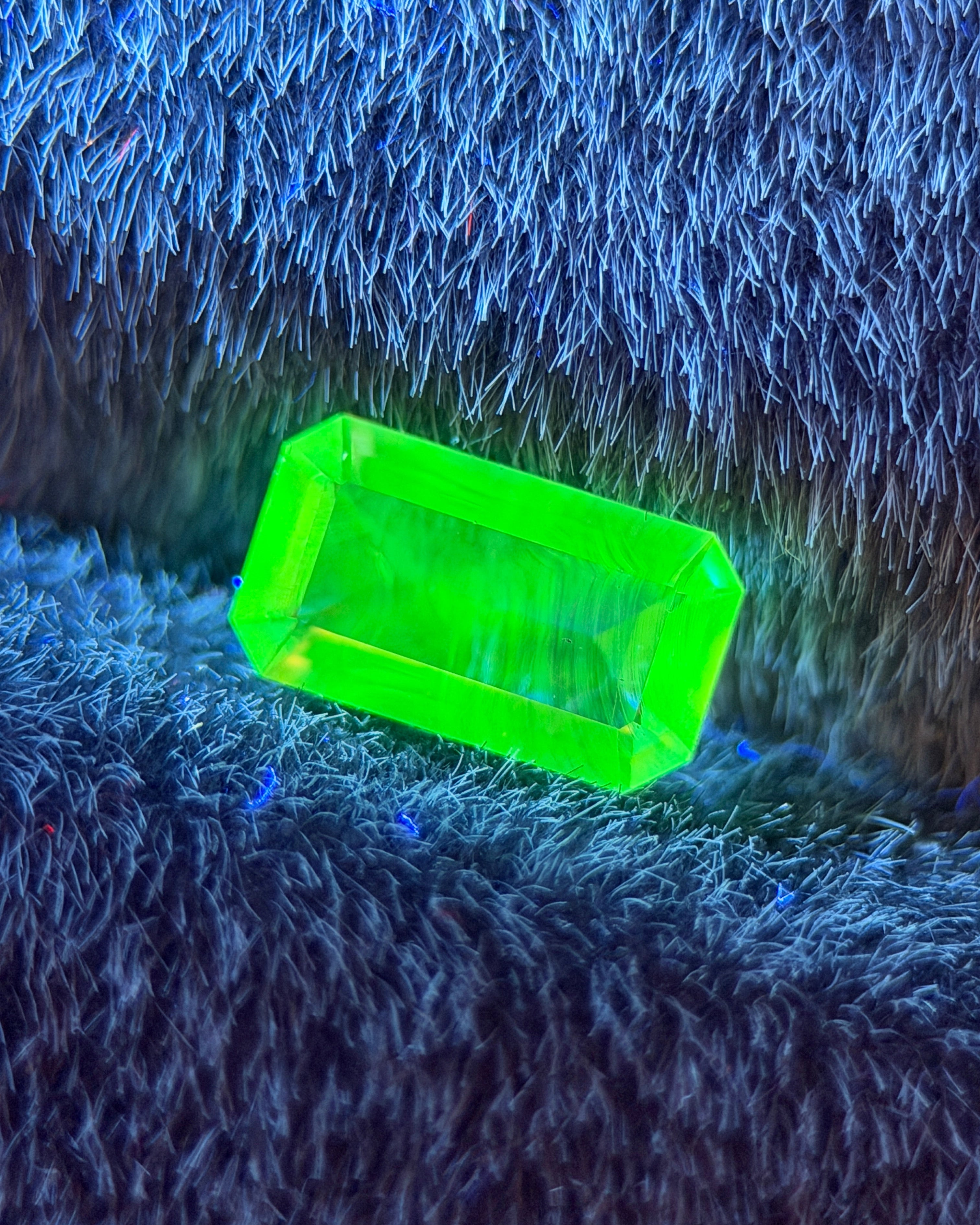 墨西哥蛋白石 (Hyalite) – 0.48 克拉祖母綠切割 / 長形切割 (4.0 x 7.4 mm) – 強烈綠色紫外線螢光