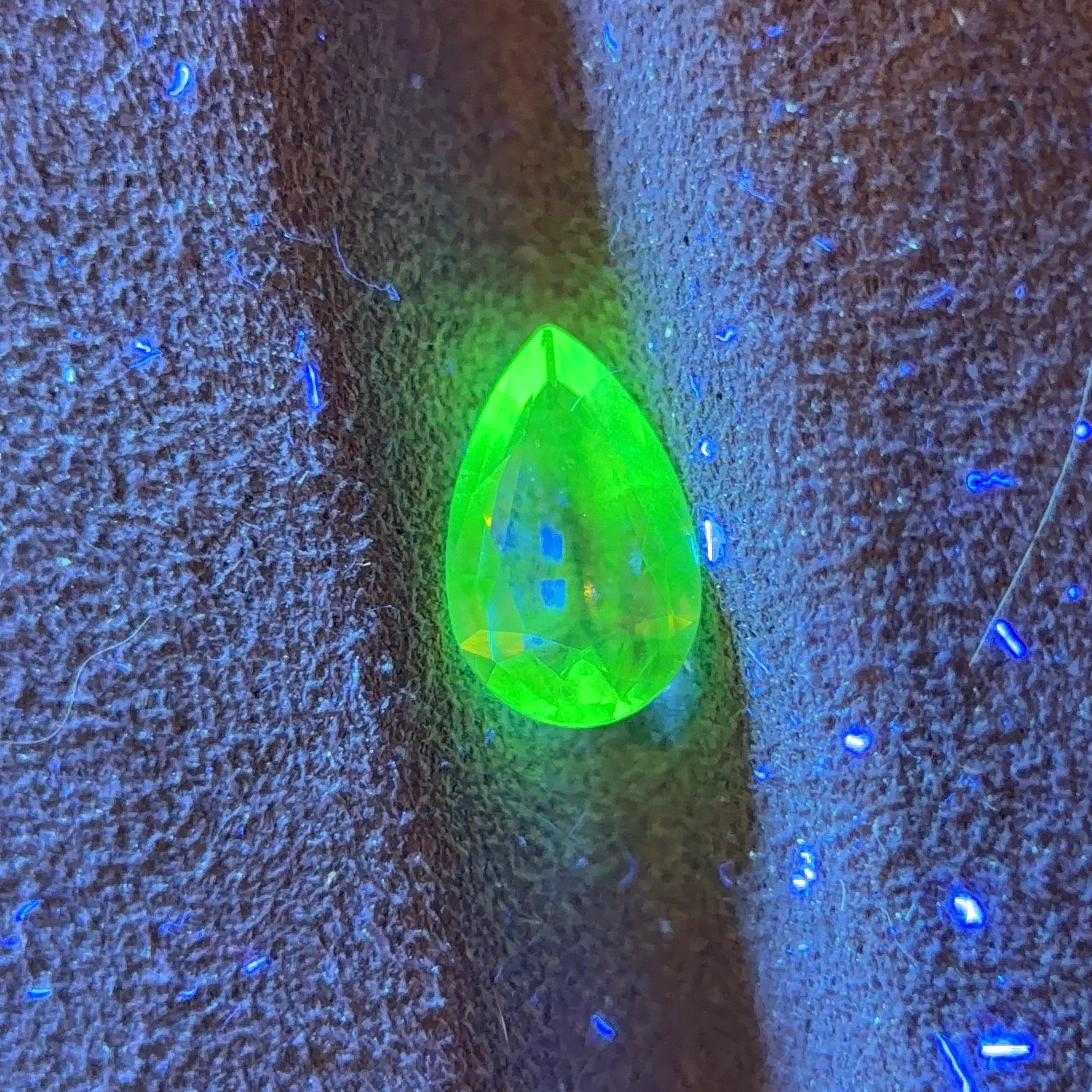 Mexican Hyalite – 0.55 ct Pear Cut (5.1 x 8.4 mm) – Intense Green UV Fluorescence