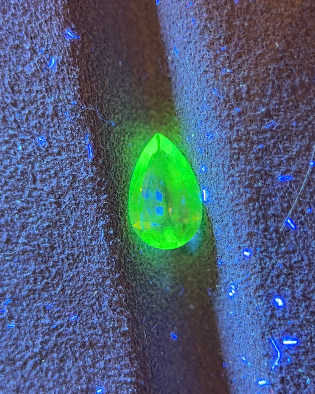 Mexican Hyalite – 0.55 ct Pear Cut (5.1 x 8.4 mm) – Intense Green UV Fluorescence