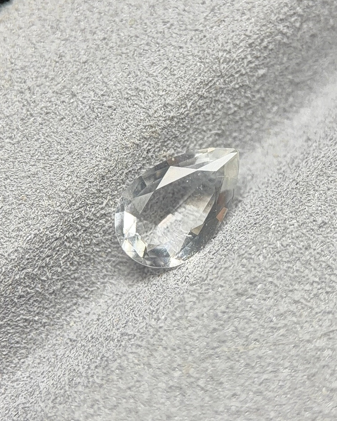 Mexican Hyalite – 0.55 ct Pear Cut (5.1 x 8.4 mm) – Intense Green UV Fluorescence