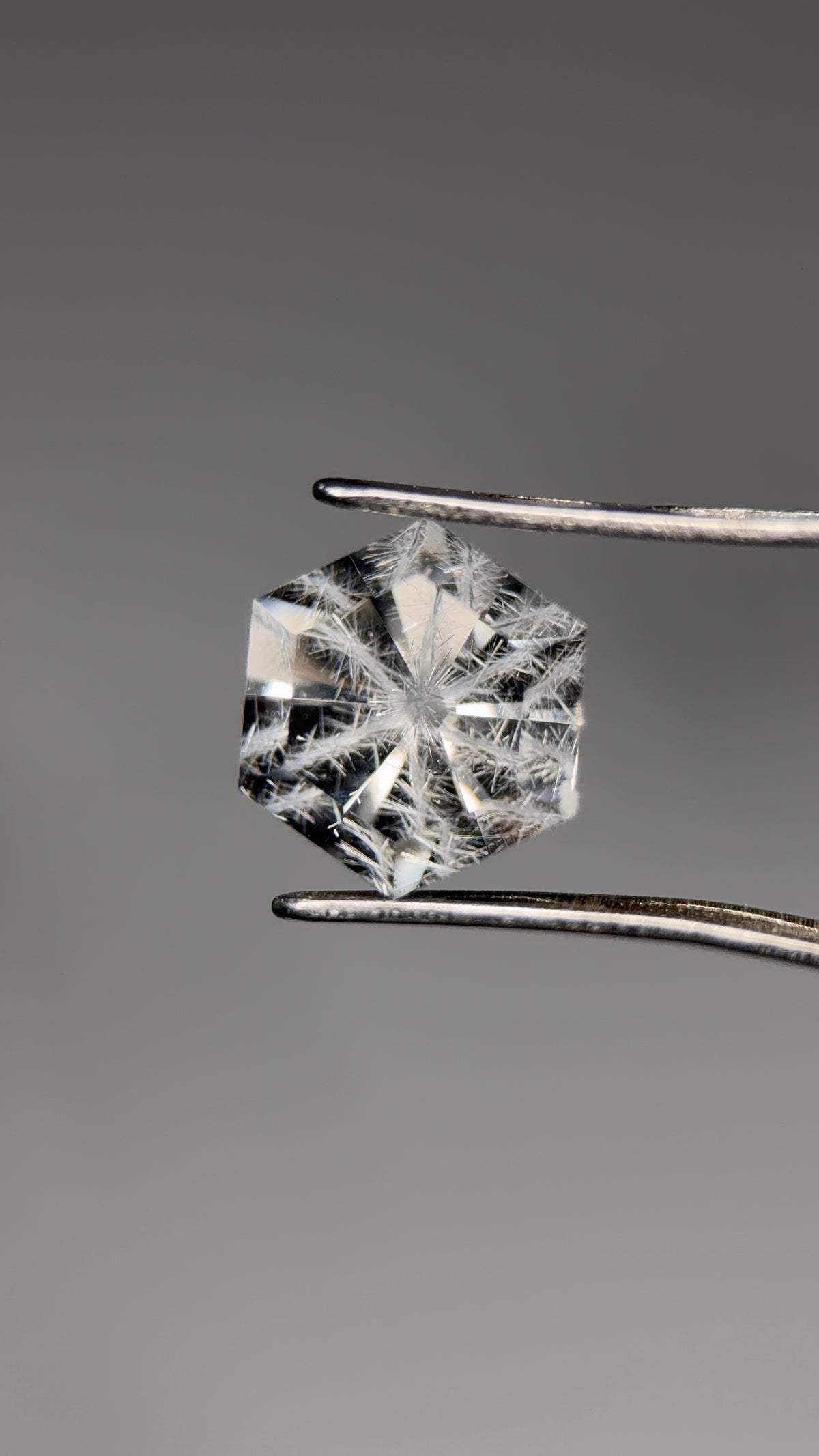 天然藍線石水晶 – 0.60 克拉 六角形切工 (5 x 5 x 5 毫米) – 放射狀雪花包裹體