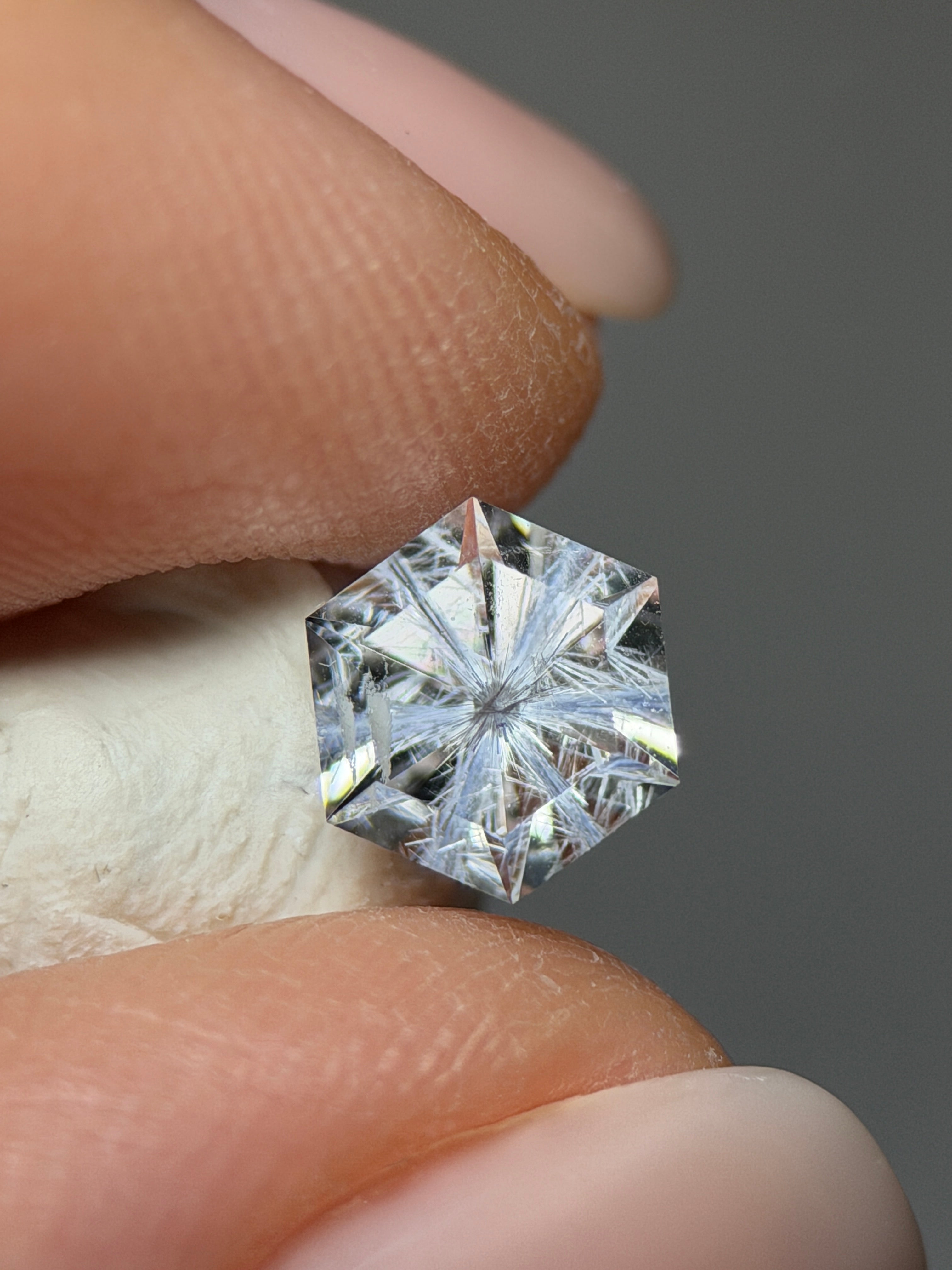 天然藍線石水晶 – 0.60 克拉 六角形切工 (5 x 5 x 5 毫米) – 放射狀雪花包裹體