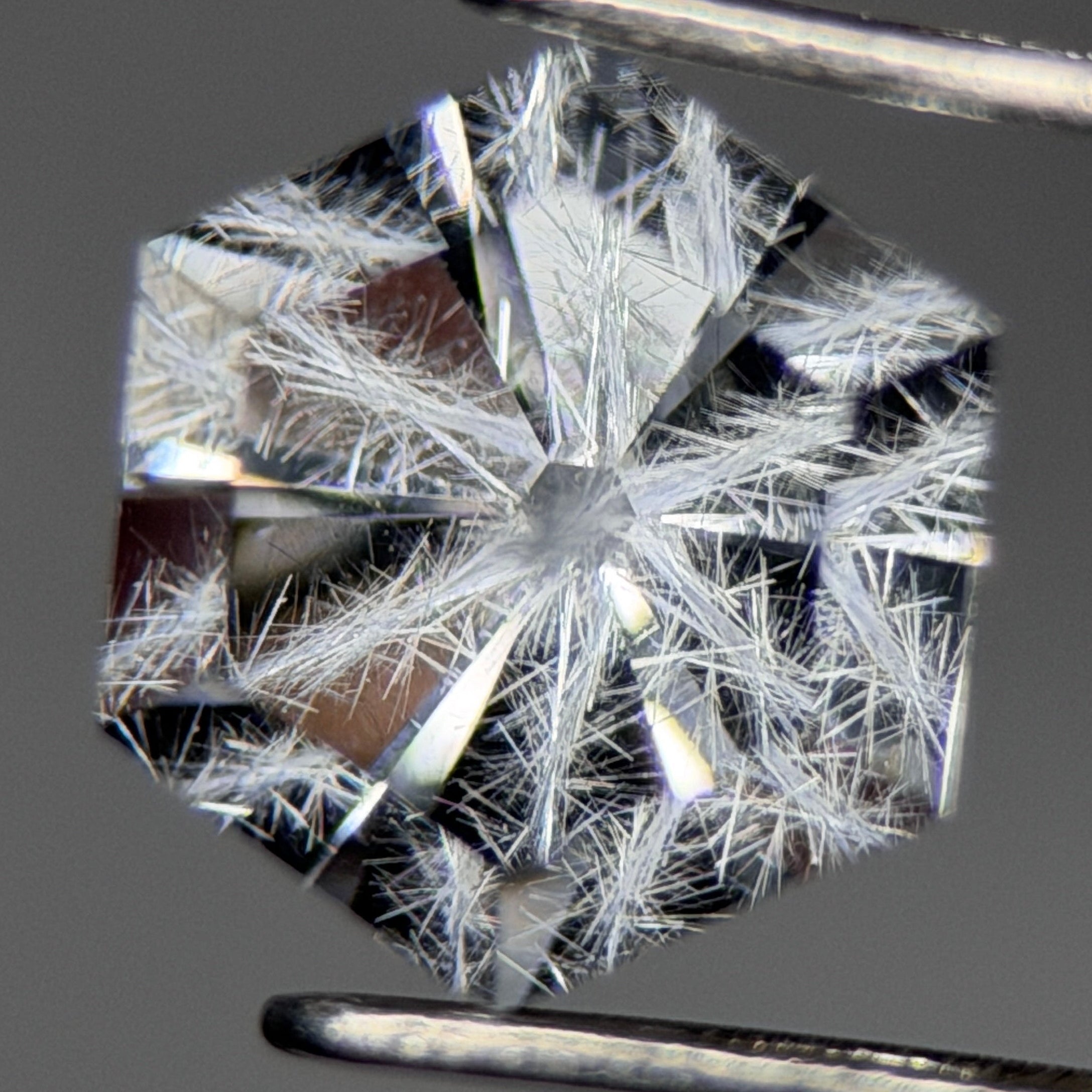 天然藍線石水晶 – 0.60 克拉 六角形切工 (5 x 5 x 5 毫米) – 放射狀雪花包裹體