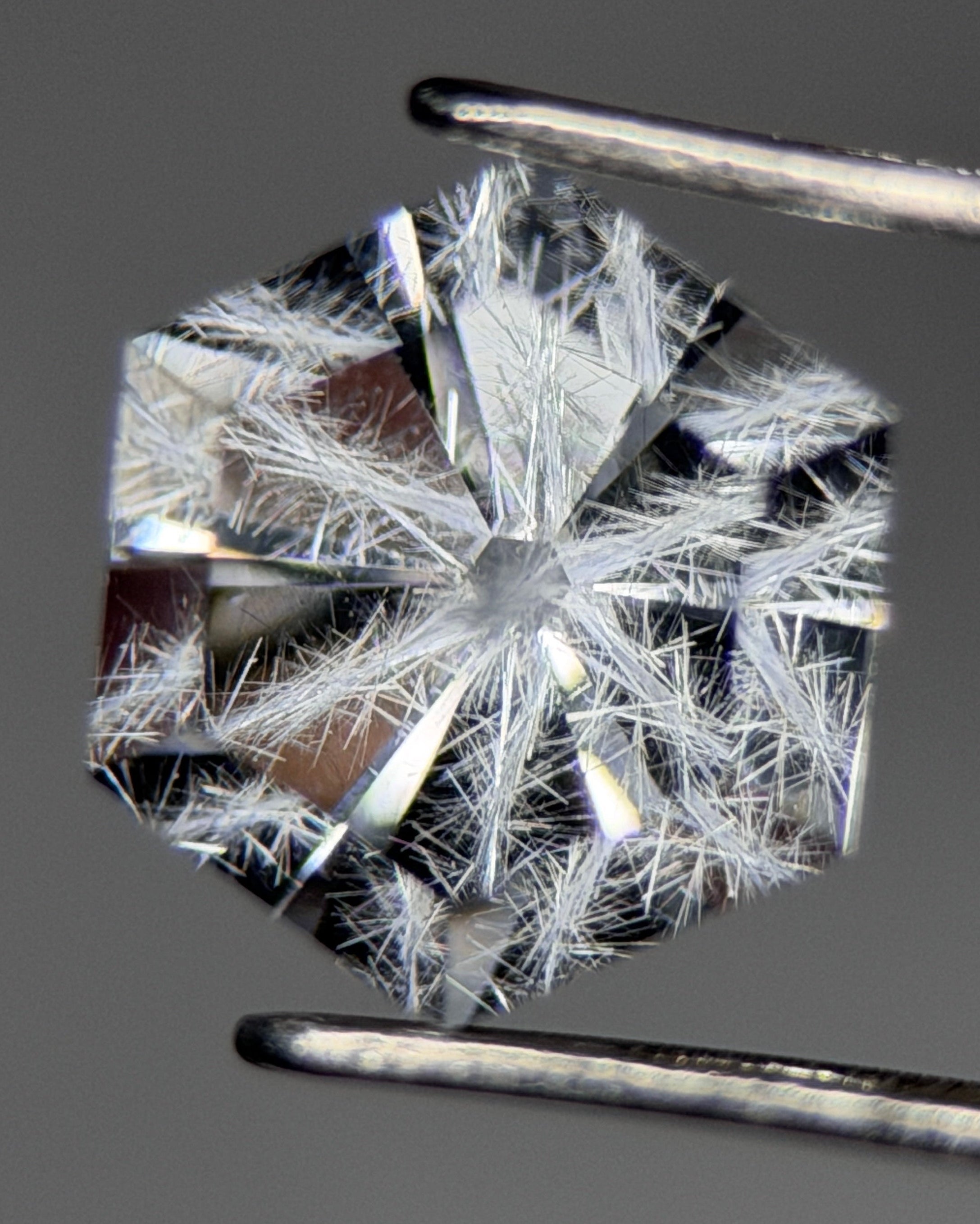 天然藍線石水晶 – 0.60 克拉 六角形切工 (5 x 5 x 5 毫米) – 放射狀雪花包裹體
