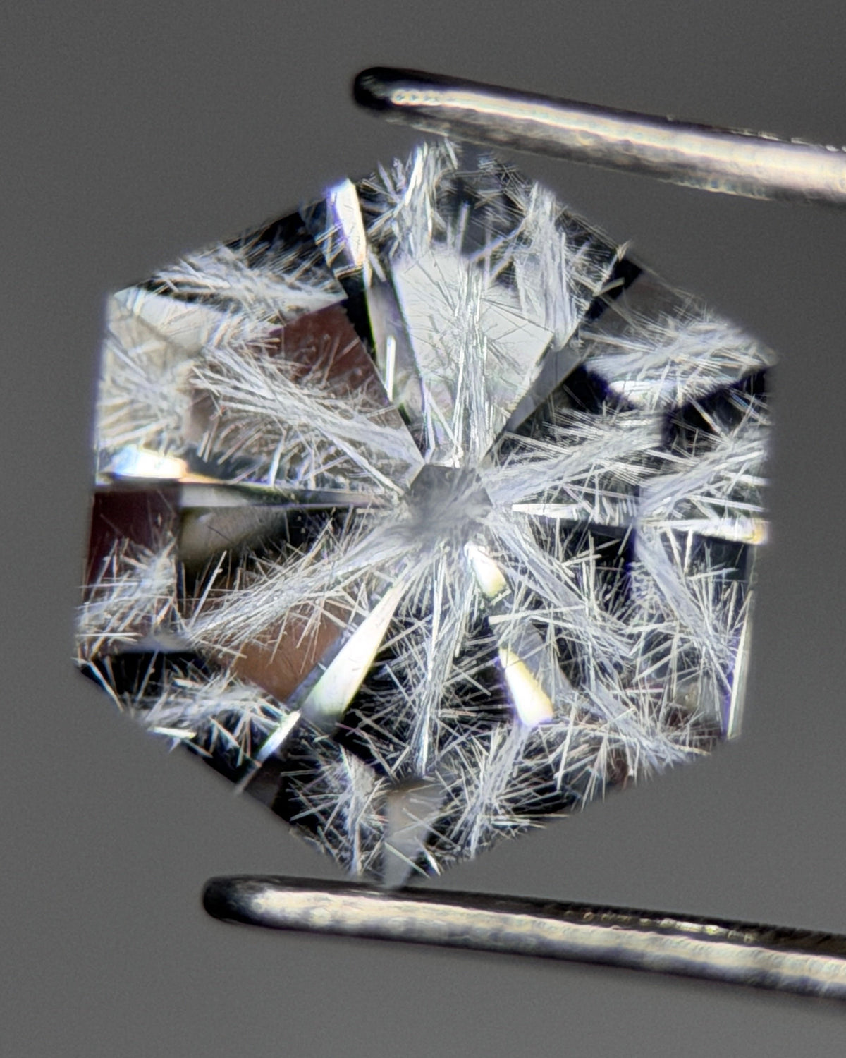 天然藍線石水晶 – 0.60 克拉 六角形切工 (5 x 5 x 5 毫米) – 放射狀雪花包裹體