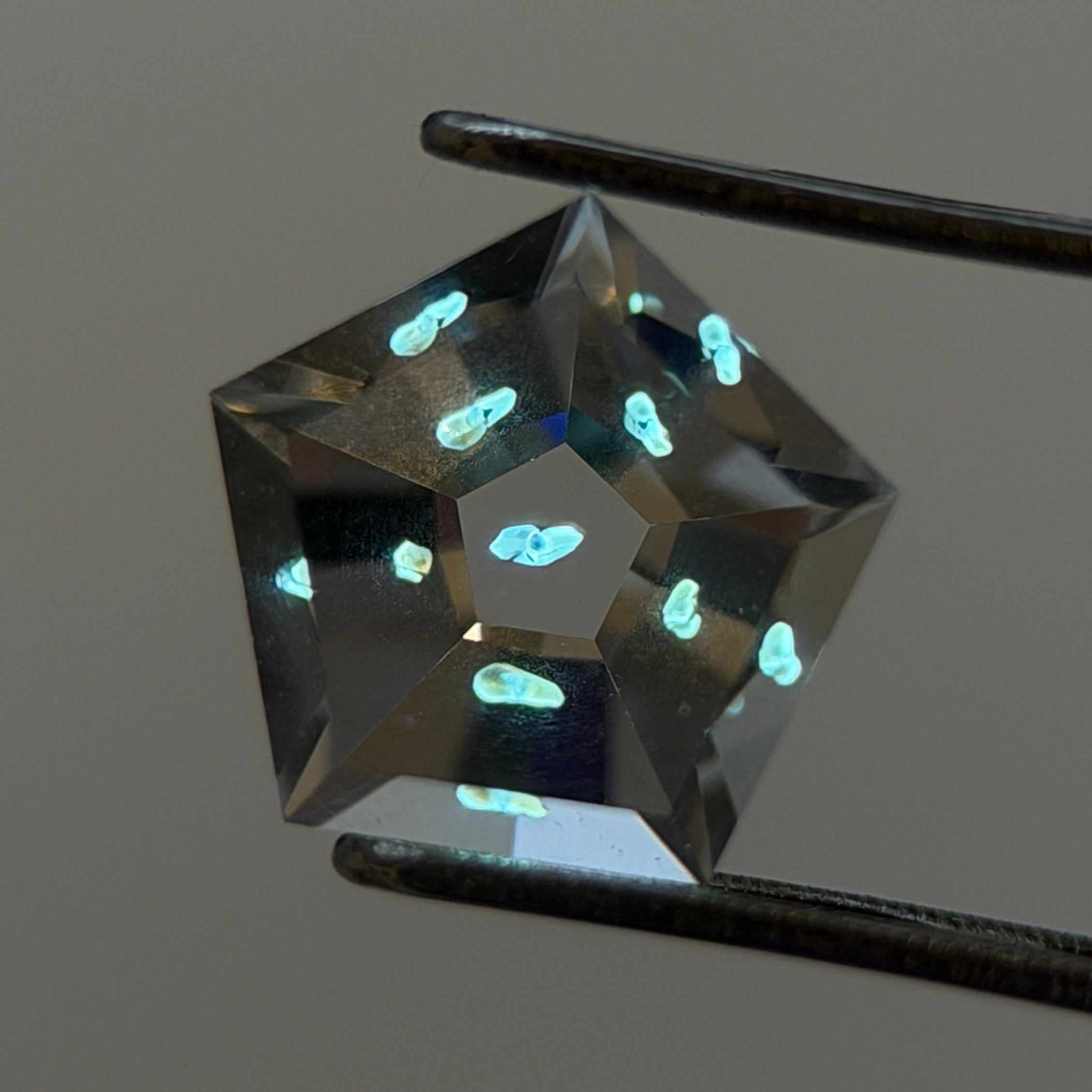 天然石油水晶 – 0.62 克拉五角形切割 – 含移動氣泡的流體包裹體