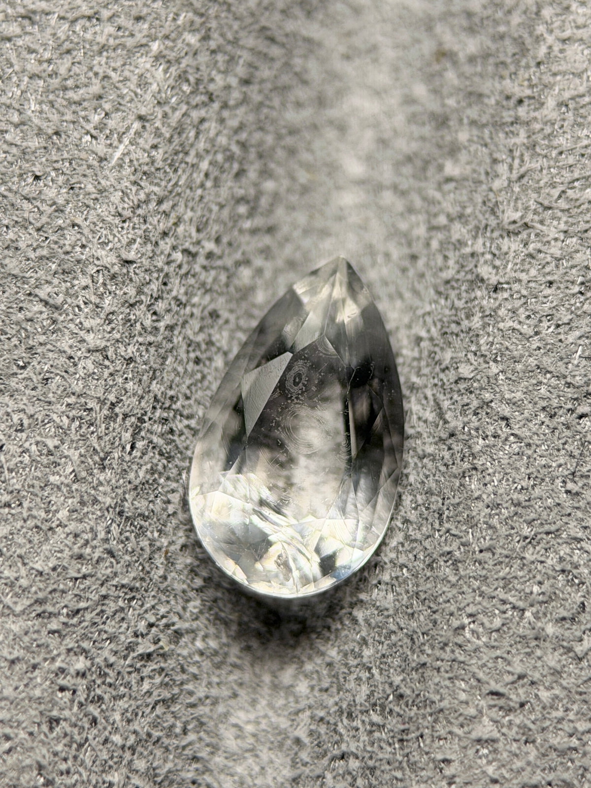 Mexican Hyalite – 0.63 ct Pear Cut (4.7 x 8.3 mm) – Intense Green UV Fluorescence