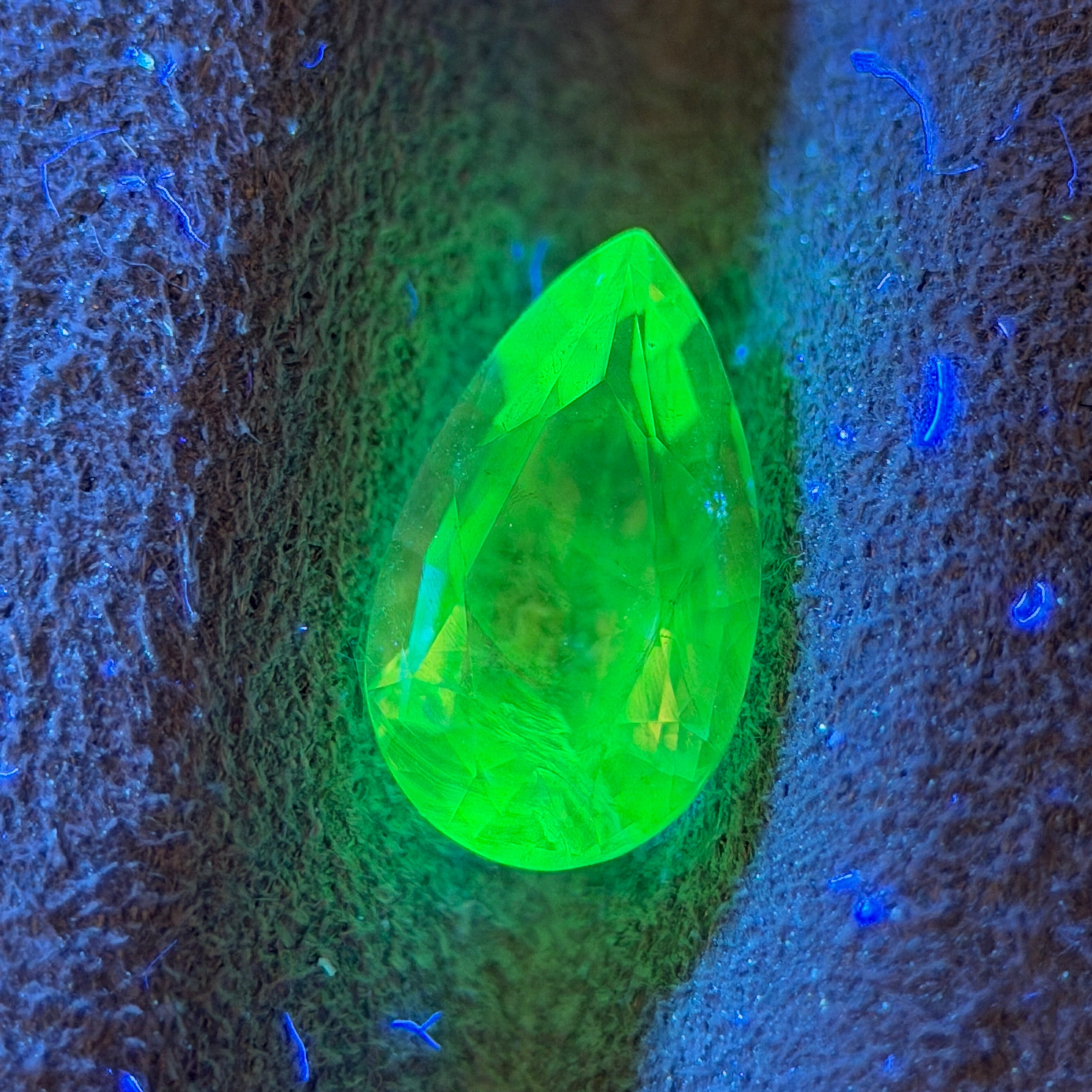 Mexican Hyalite – 0.63 ct Pear Cut (4.7 x 8.3 mm) – Intense Green UV Fluorescence