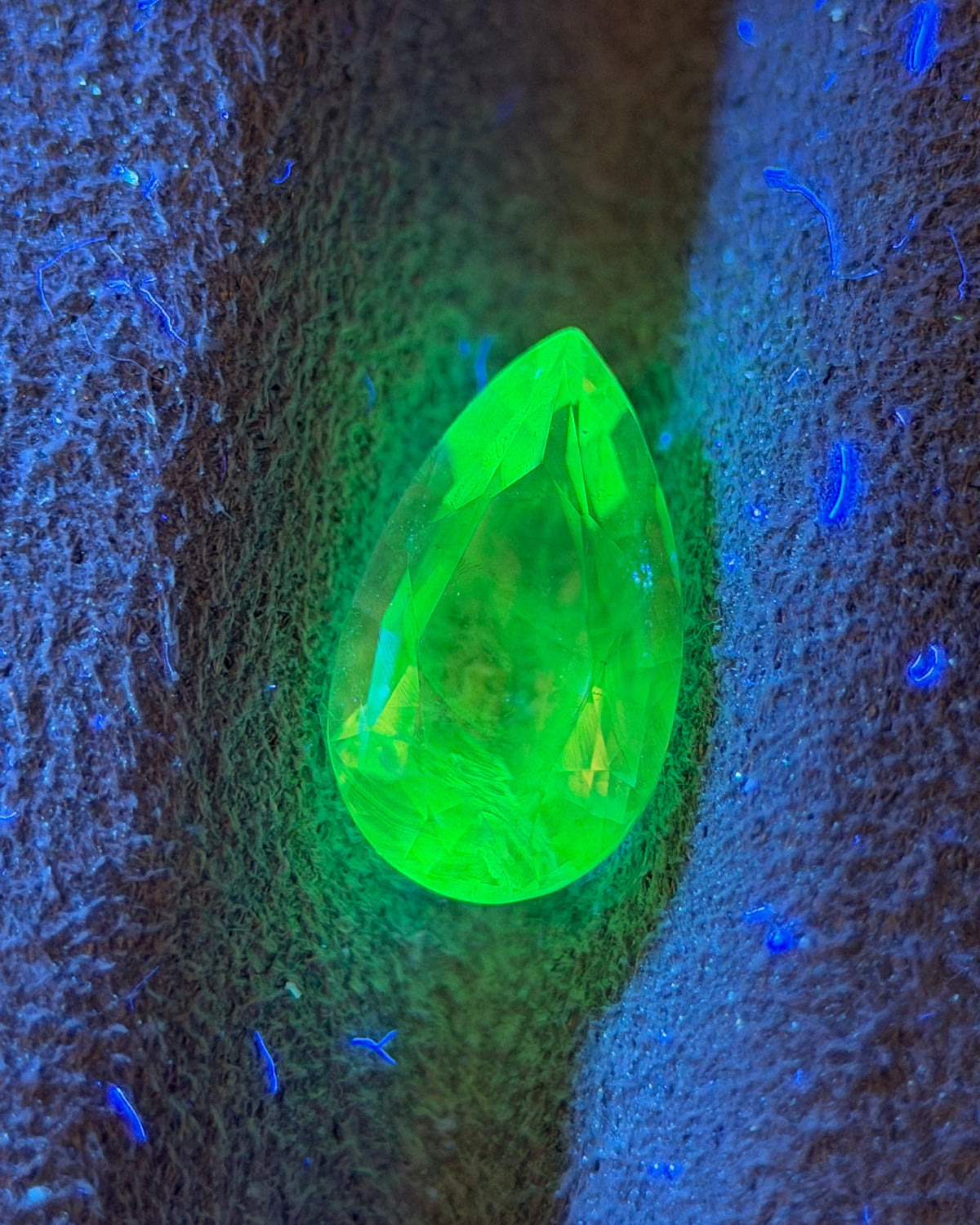 Mexican Hyalite – 0.63 ct Pear Cut (4.7 x 8.3 mm) – Intense Green UV Fluorescence