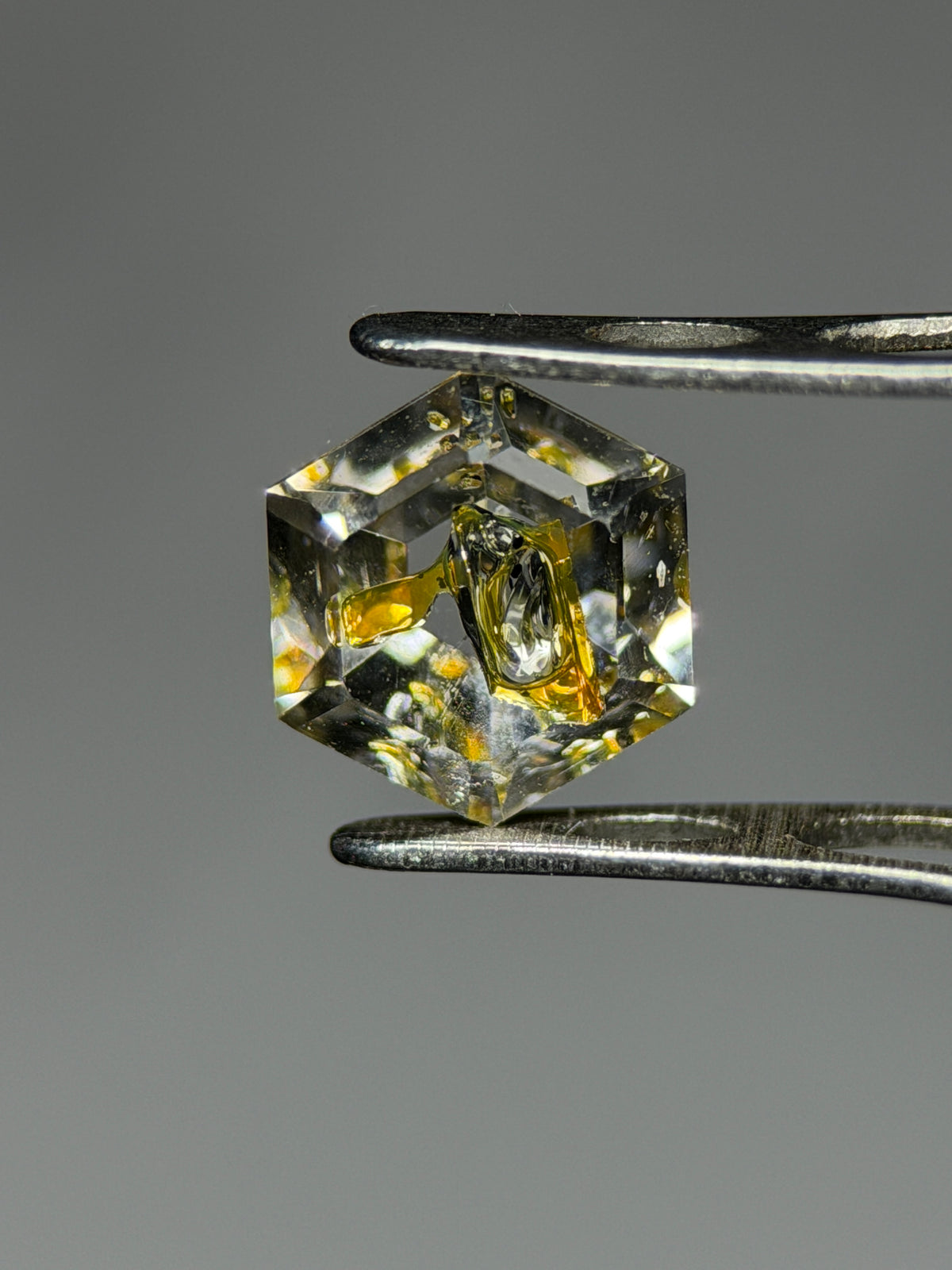 馬達加斯加產金油膽水晶（Petroleum Quartz）– 0.69 克拉六角切割（5.5 x 5.5 毫米）