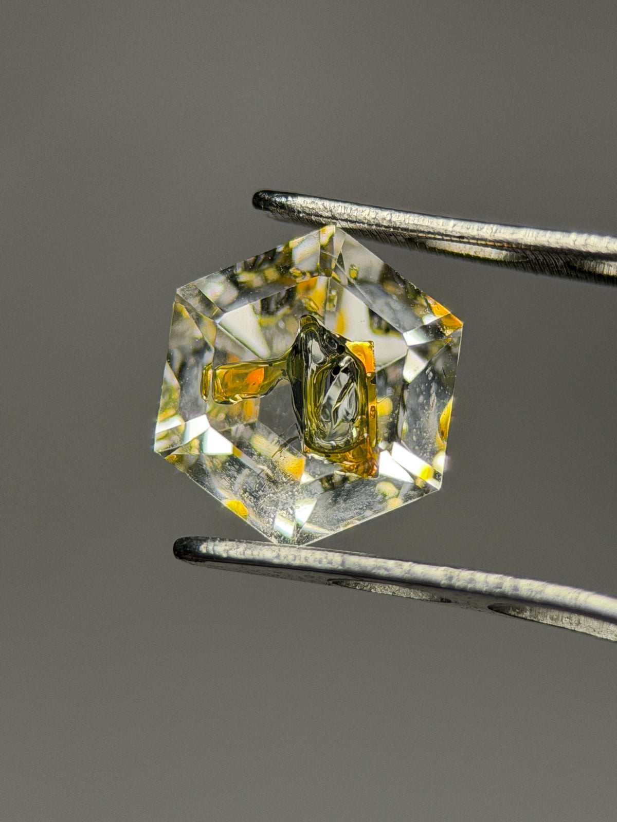 馬達加斯加產金油膽水晶（Petroleum Quartz）– 0.69 克拉六角切割（5.5 x 5.5 毫米）