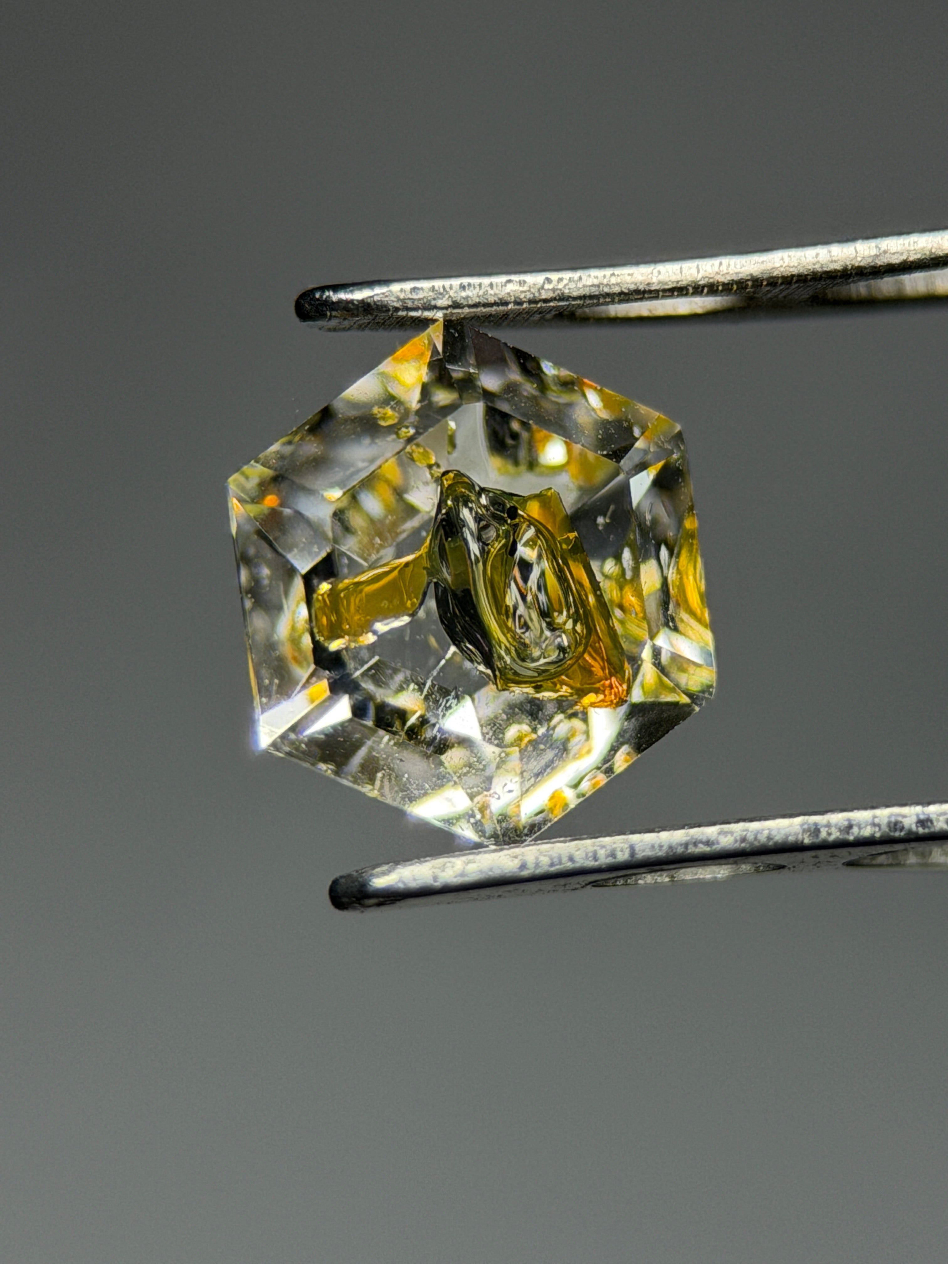 馬達加斯加產金油膽水晶（Petroleum Quartz）– 0.69 克拉六角切割（5.5 x 5.5 毫米）