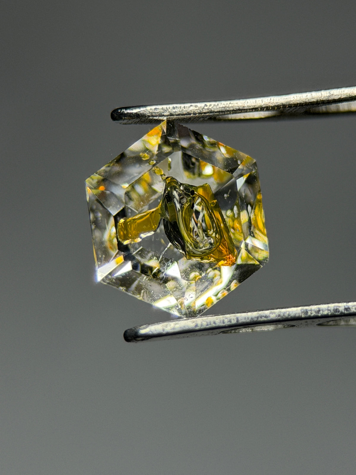 馬達加斯加產金油膽水晶（Petroleum Quartz）– 0.69 克拉六角切割（5.5 x 5.5 毫米）