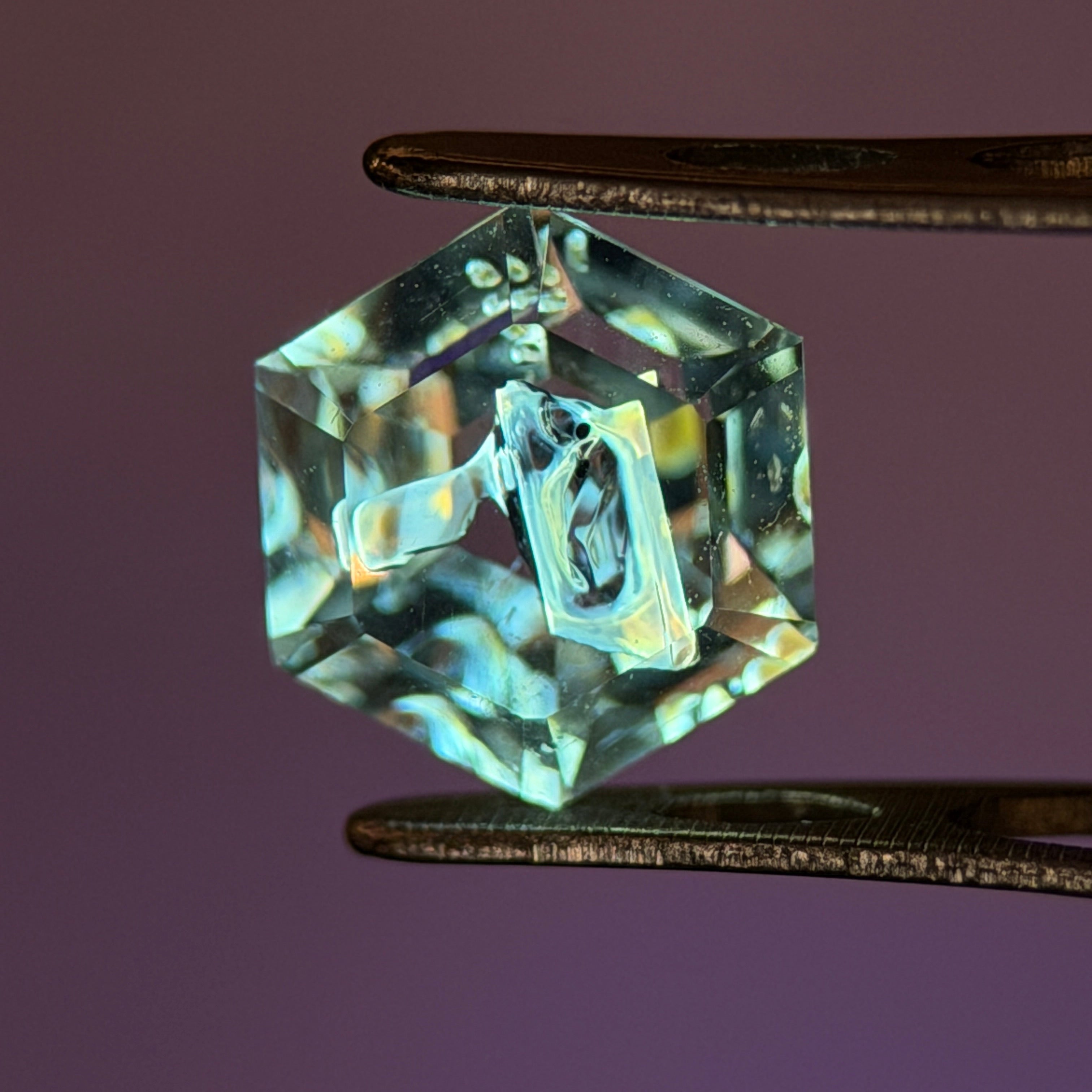 馬達加斯加產金油膽水晶（Petroleum Quartz）– 0.69 克拉六角切割（5.5 x 5.5 毫米）