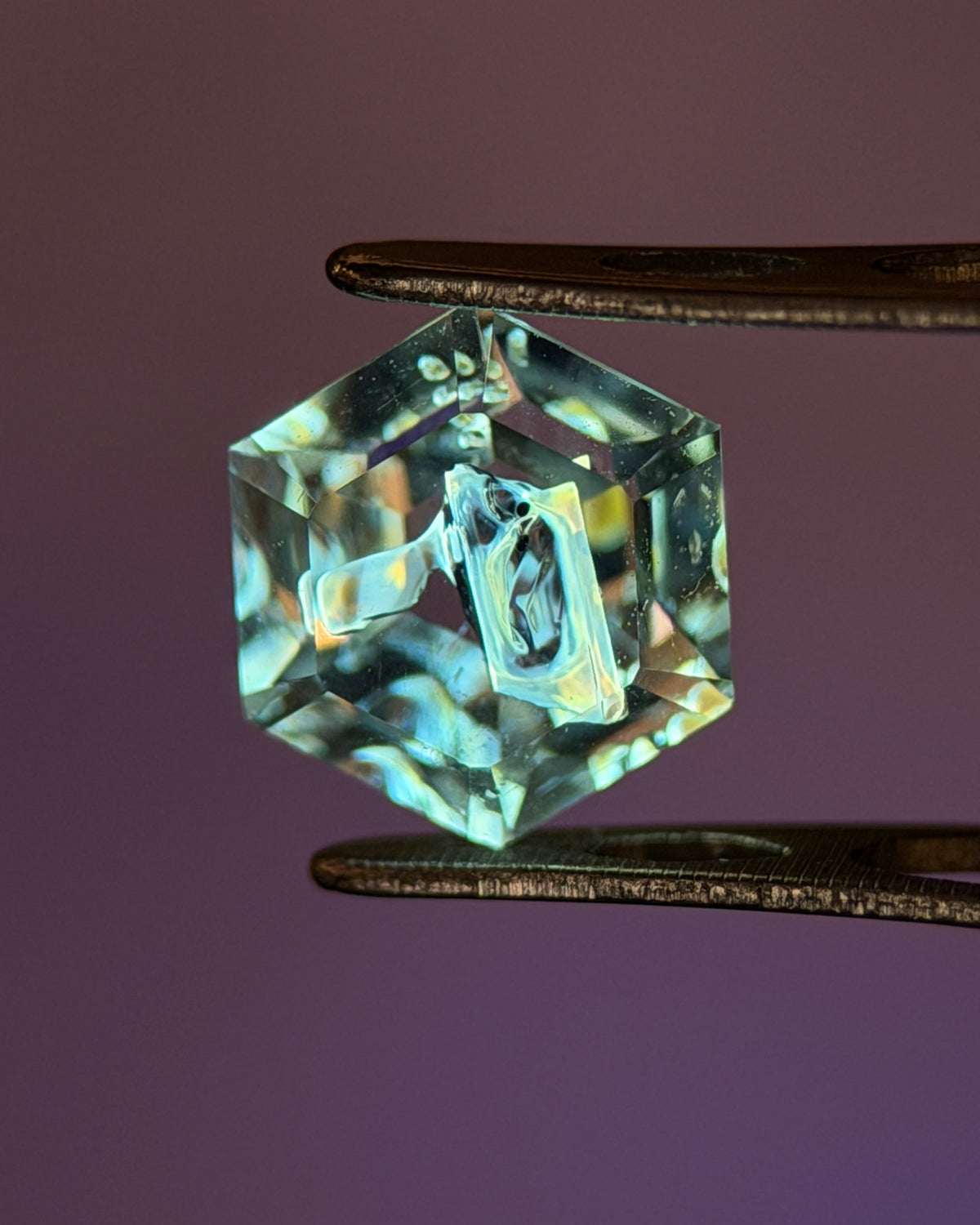 馬達加斯加產金油膽水晶（Petroleum Quartz）– 0.69 克拉六角切割（5.5 x 5.5 毫米）