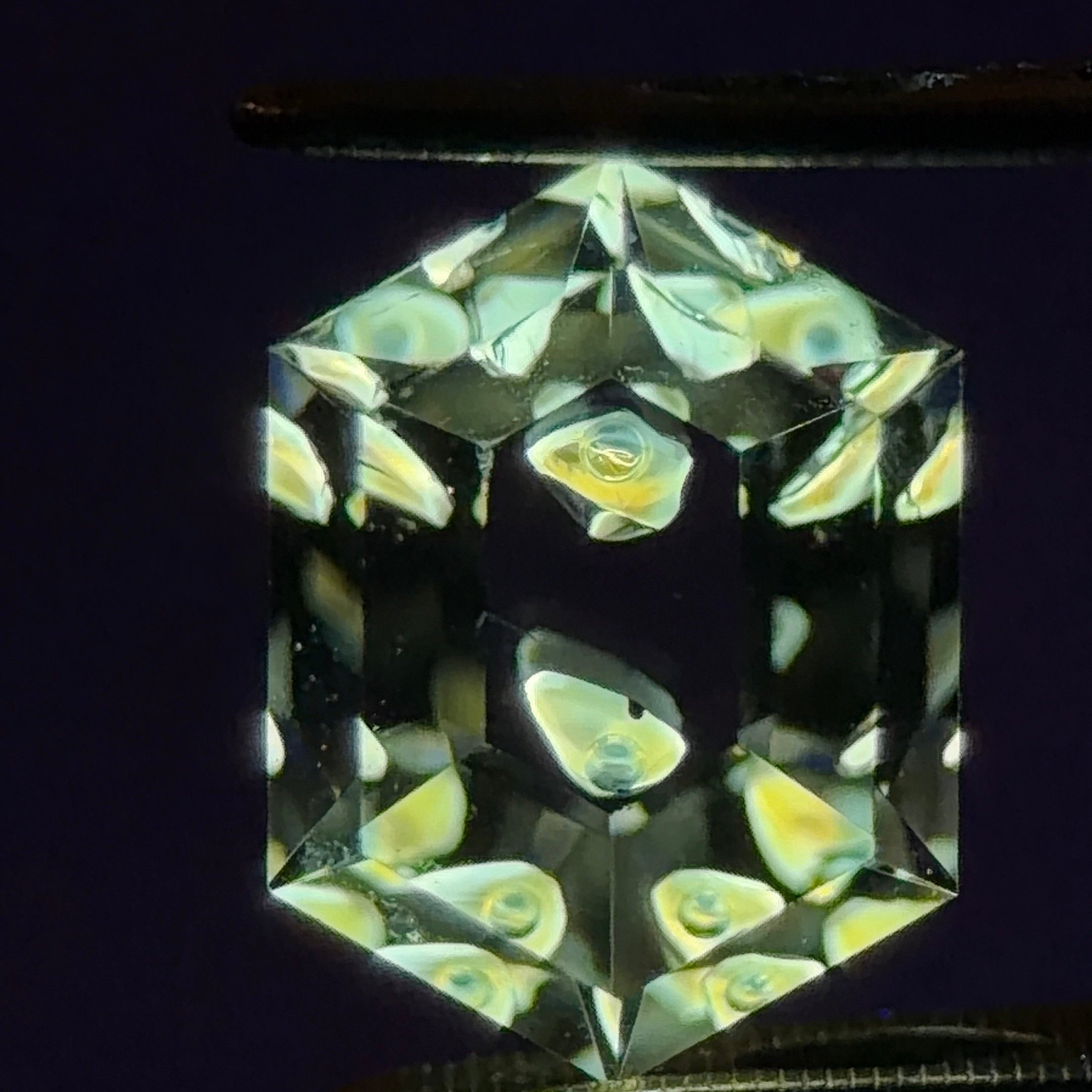天然石油水晶 – 0.71 克拉 六角形切割 (5.0 x 7.0 毫米) – 雙石油內含物
