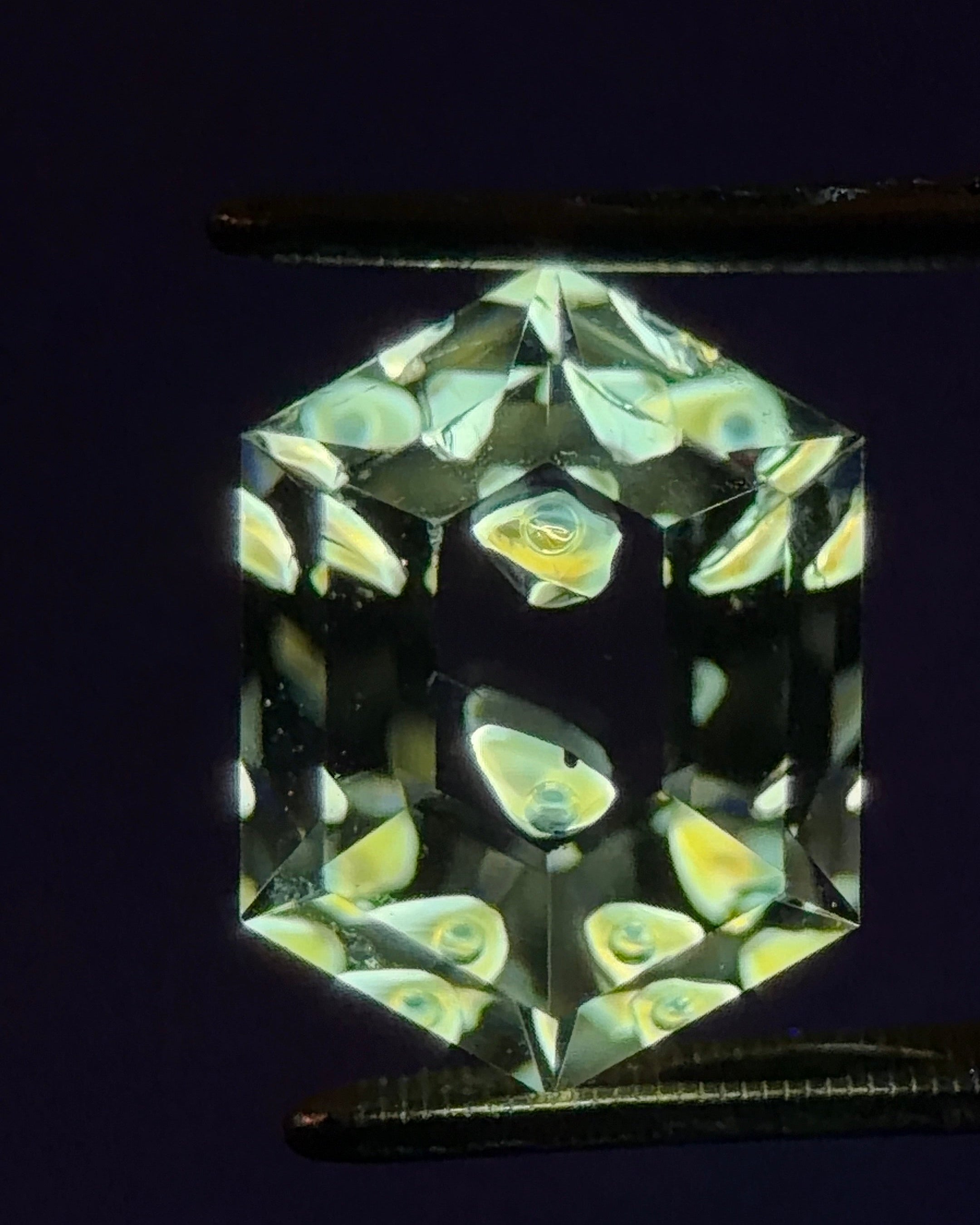 天然石油水晶 – 0.71 克拉 六角形切割 (5.0 x 7.0 毫米) – 雙石油內含物
