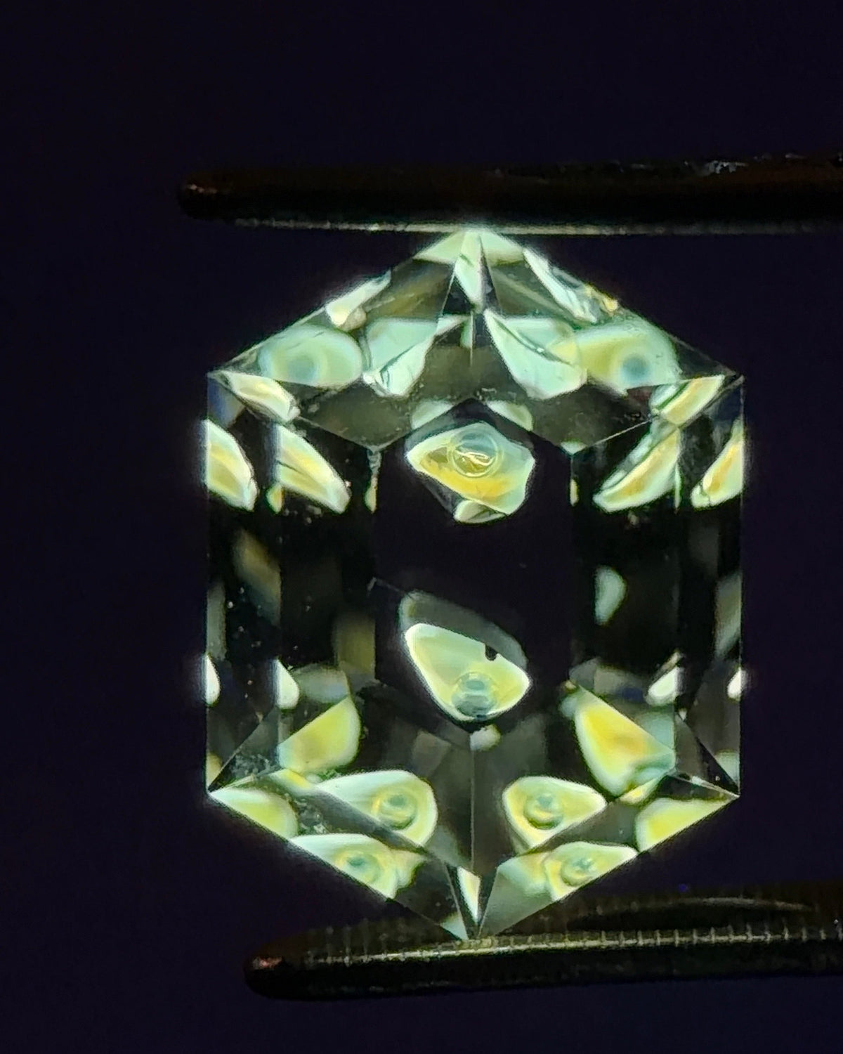 天然石油水晶 – 0.71 克拉 六角形切割 (5.0 x 7.0 毫米) – 雙石油內含物