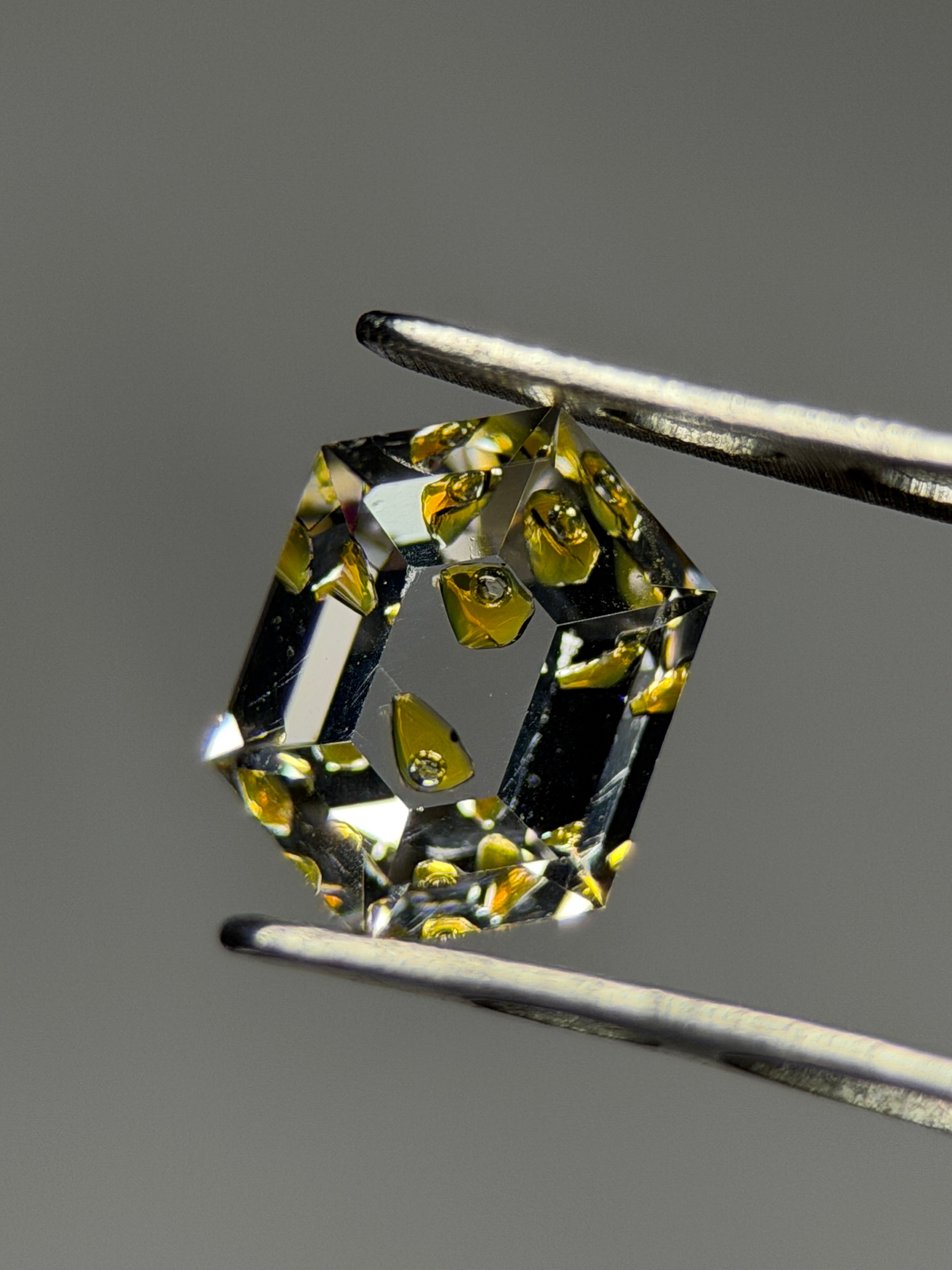 天然石油水晶 – 0.71 克拉 六角形切割 (5.0 x 7.0 毫米) – 雙石油內含物