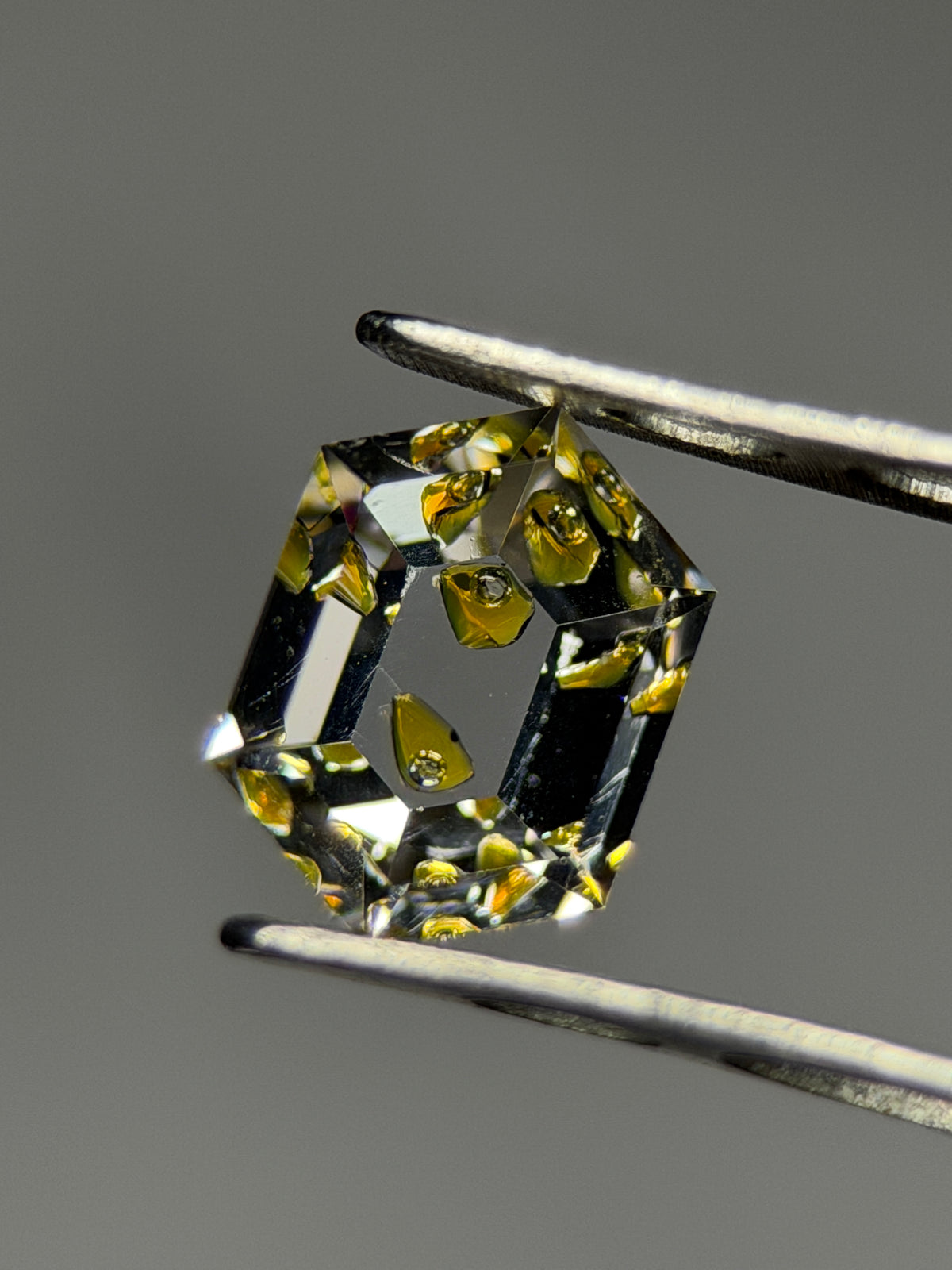 天然石油水晶 – 0.71 克拉 六角形切割 (5.0 x 7.0 毫米) – 雙石油內含物