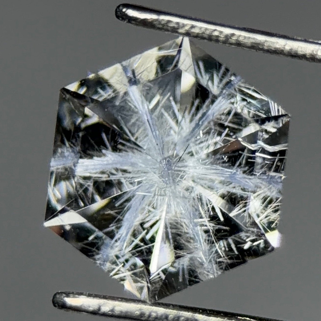天然藍線石石英 – 0.73 克拉六角形切工 (5.5 x 5.5 x 5.6 mm) – 放射狀星芒包裹體