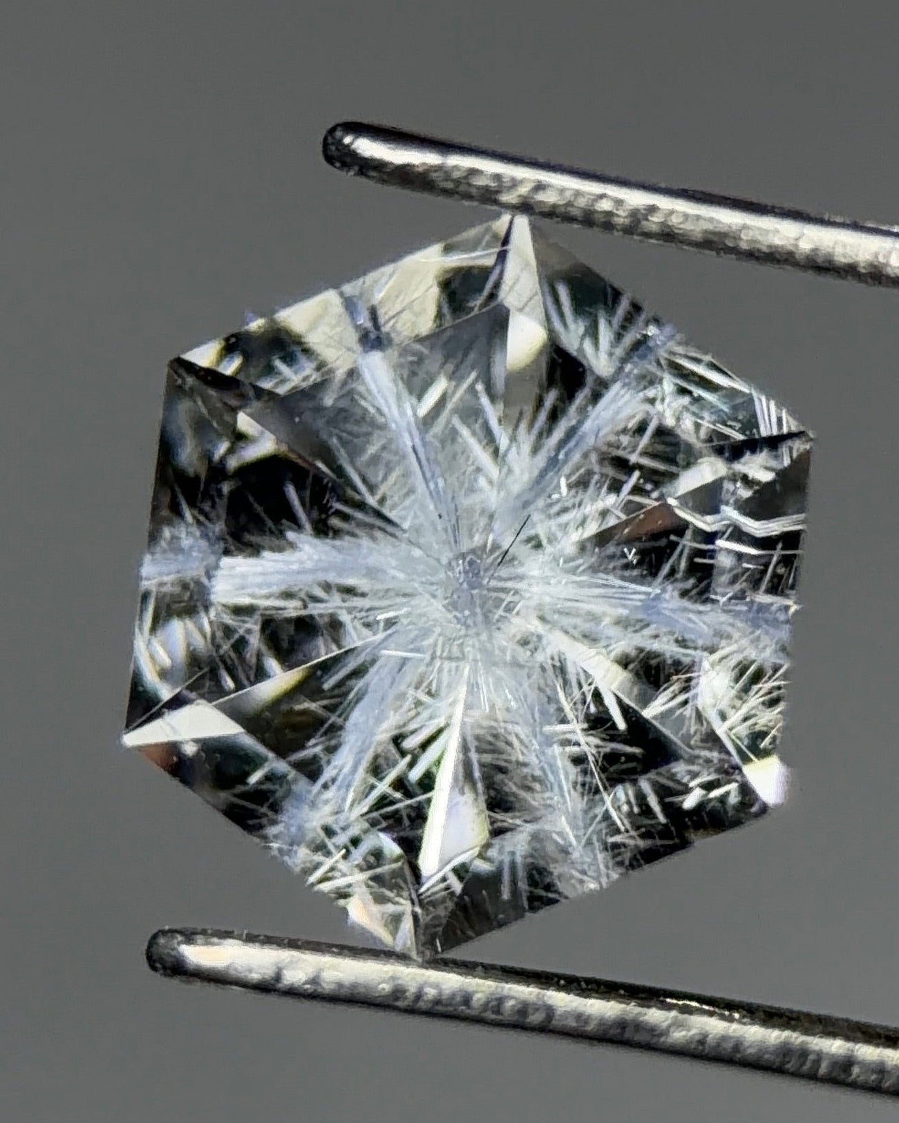 天然藍線石石英 – 0.73 克拉六角形切工 (5.5 x 5.5 x 5.6 mm) – 放射狀星芒包裹體