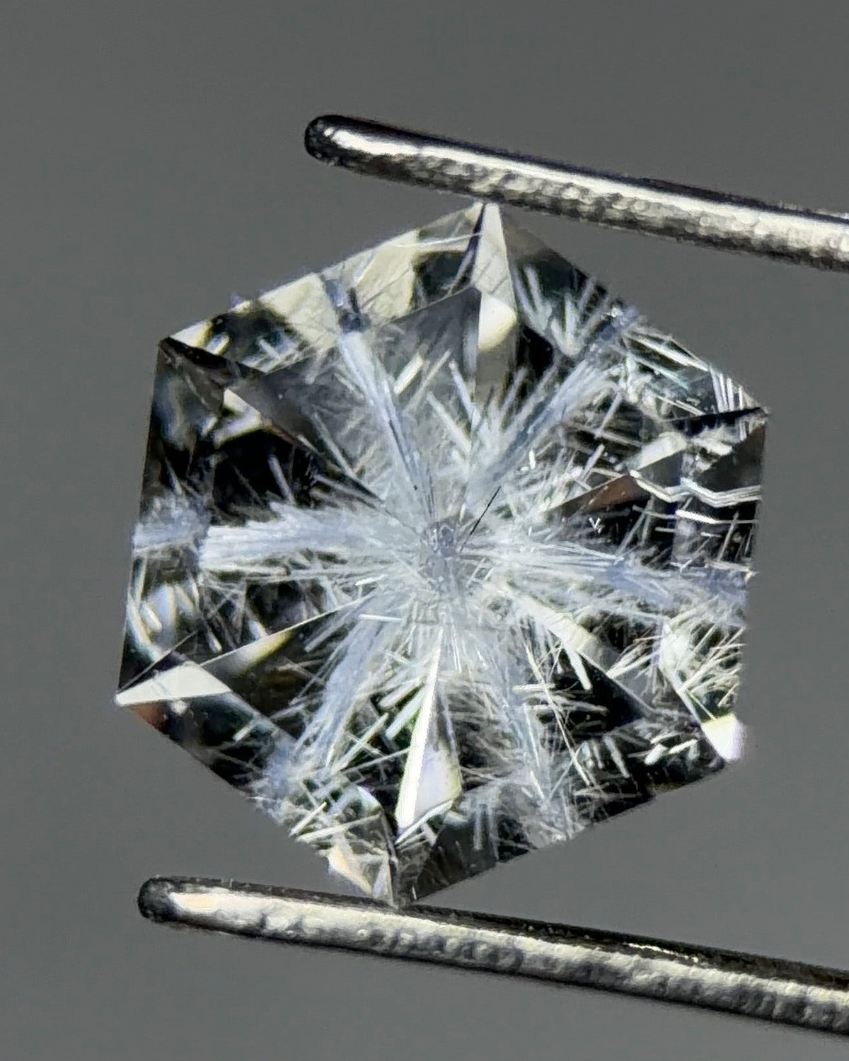 天然藍線石石英 – 0.73 克拉六角形切工 (5.5 x 5.5 x 5.6 mm) – 放射狀星芒包裹體